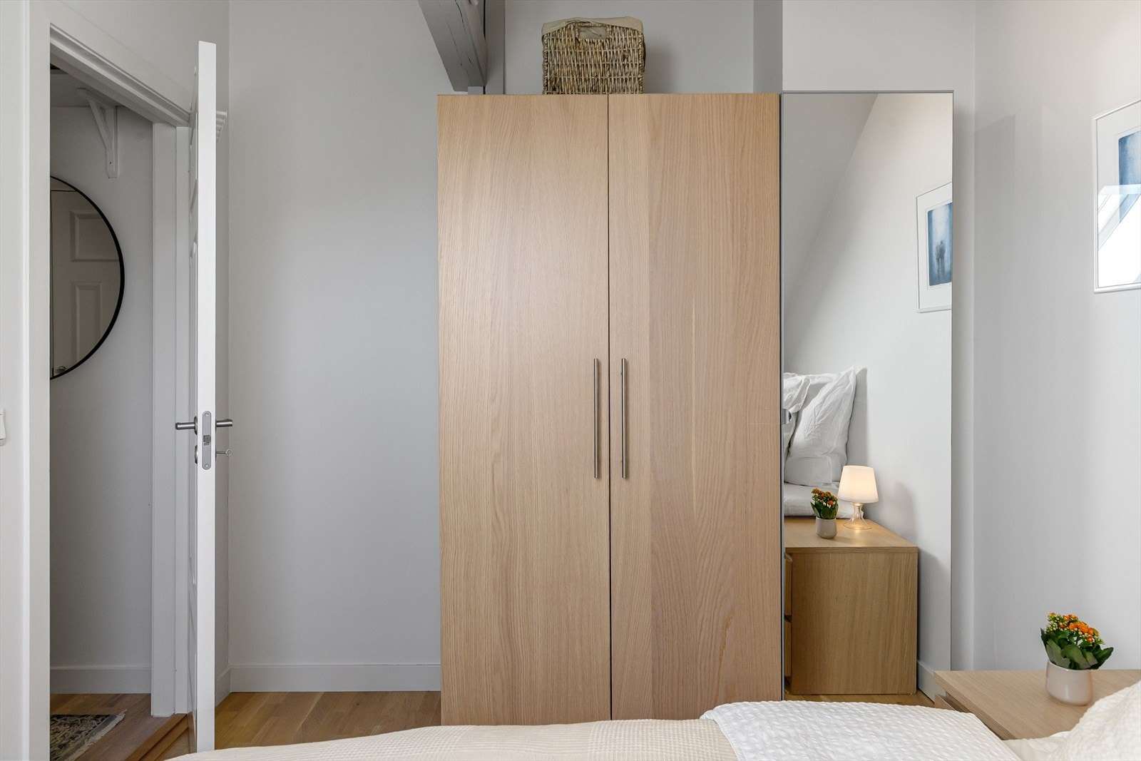 Stor praktisk garderobe på soverommet som medfølger. Galleribilde