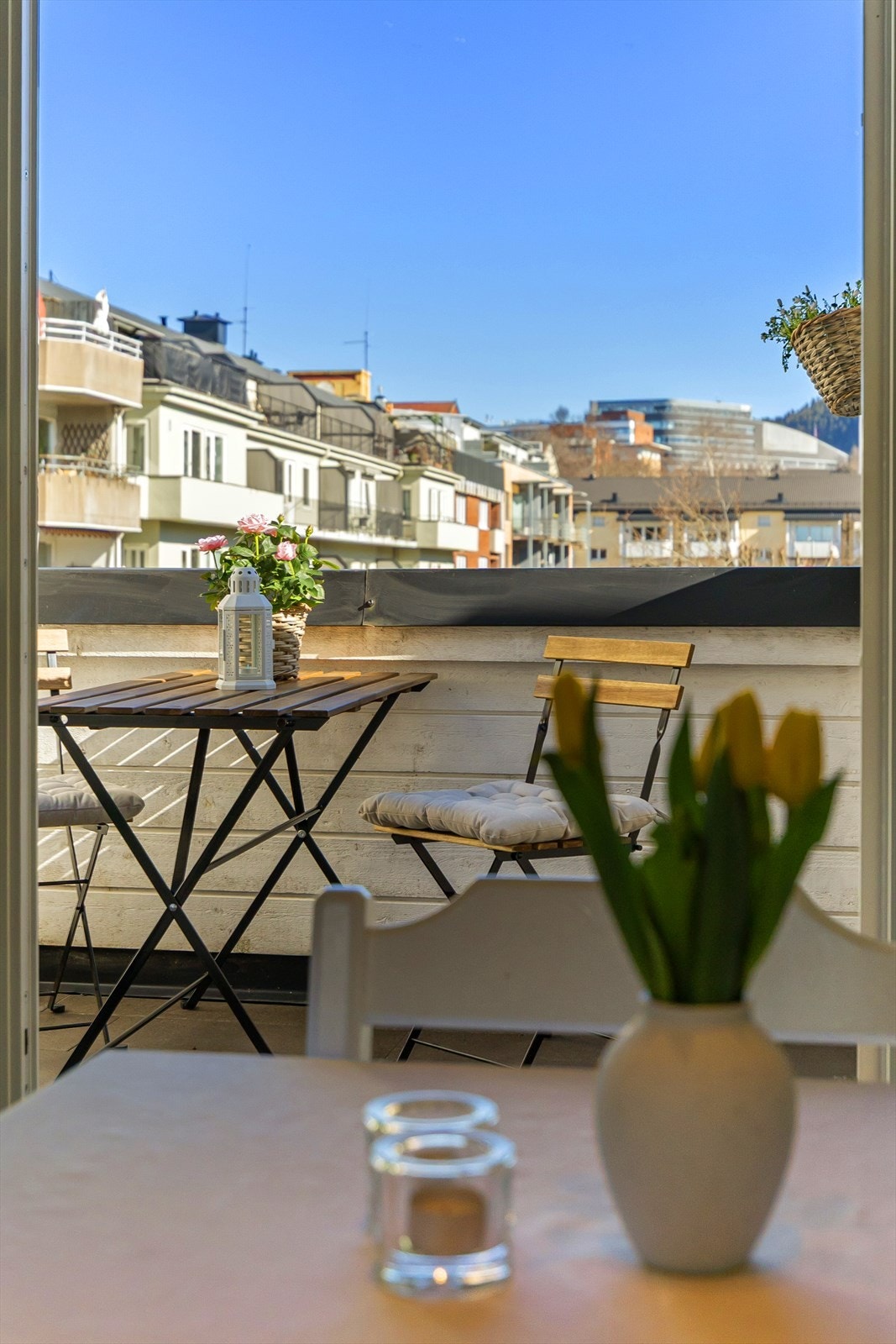 Skjermet uteplass med morgensol, så her kan morgenkaffen nytes! Galleribilde