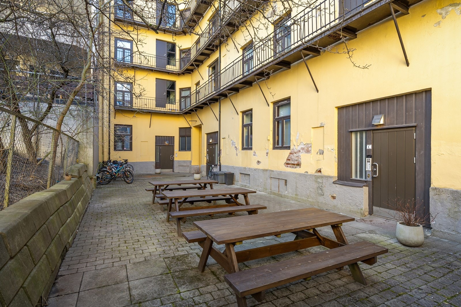 Bakgården har sykkelparkering og sittegrupper. Galleribilde