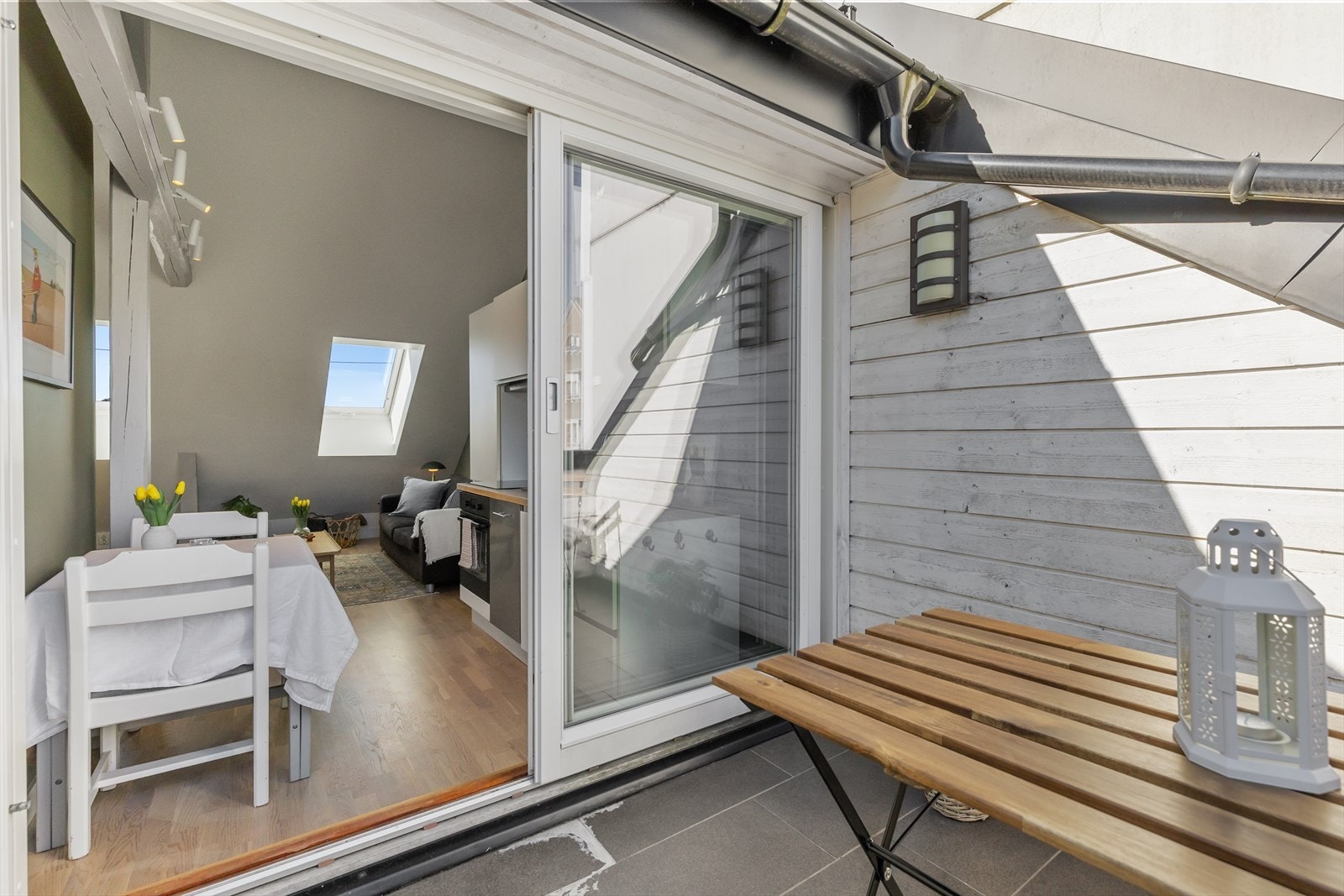 Terrassen blir en forlengelse av kjøkkenet i sommerhalvåret. Galleribilde
