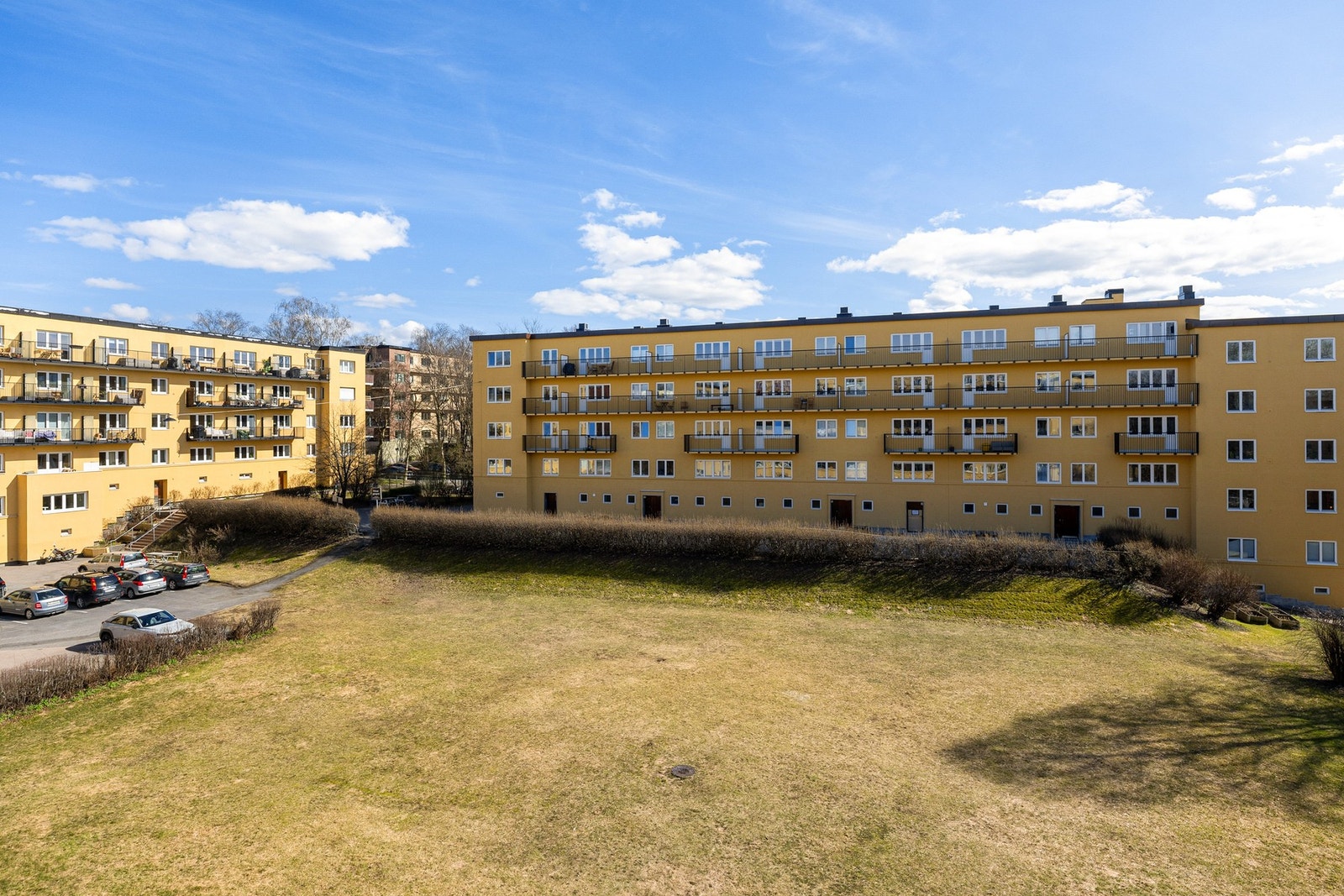 Balkongen og leiligheten i sin helhet vender inn mot den rolige bakgården. Galleribilde
