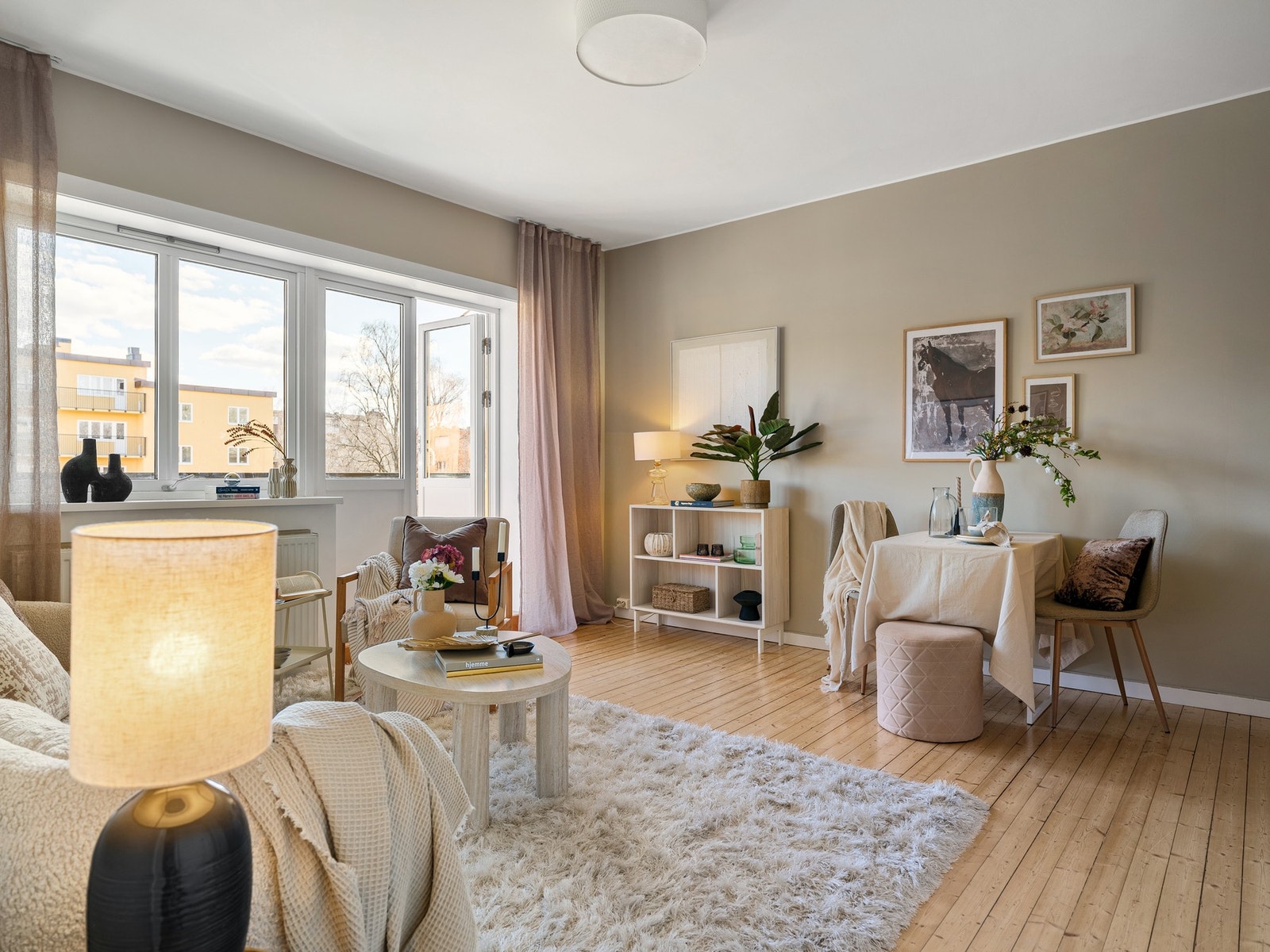 Stuen har en behagelig og åpen romfølelse med plass til både sofagruppe og spisebord i en naturlig og gjennomført planløsning. Galleribilde