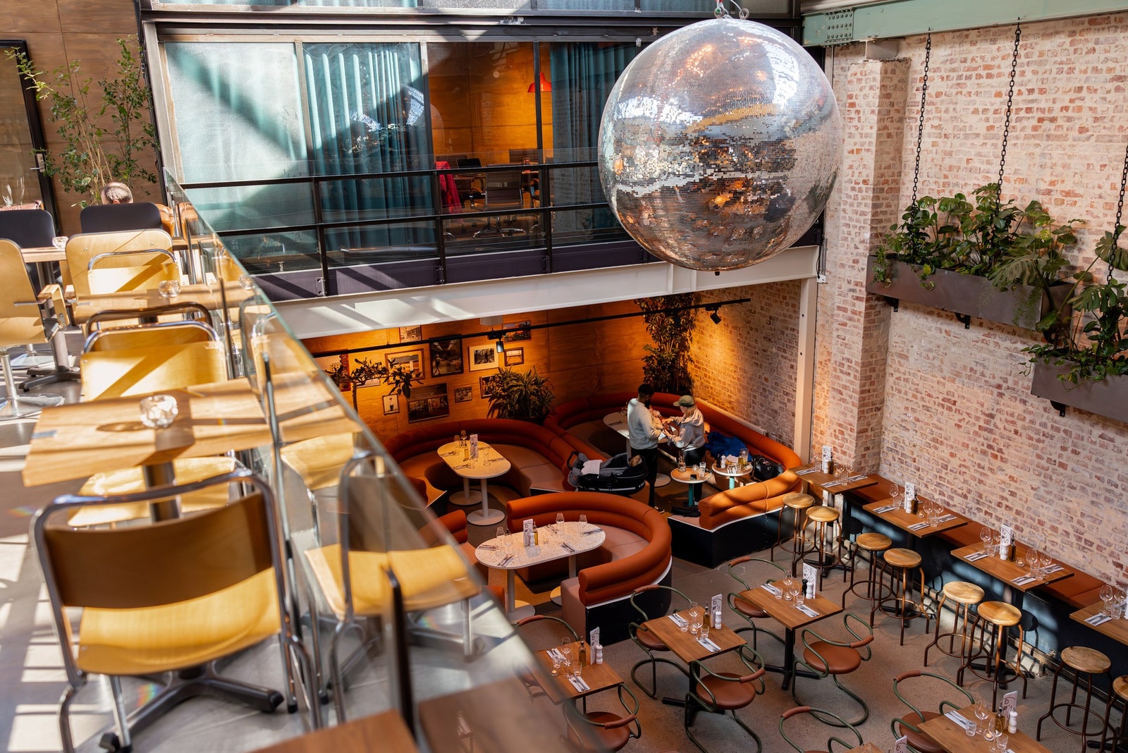Carls på Carl Berner som er områdets nye storstue med restaurant, vinbar, kafé, bar, uteservering, kulturarrangement og fotballpub. Galleribilde