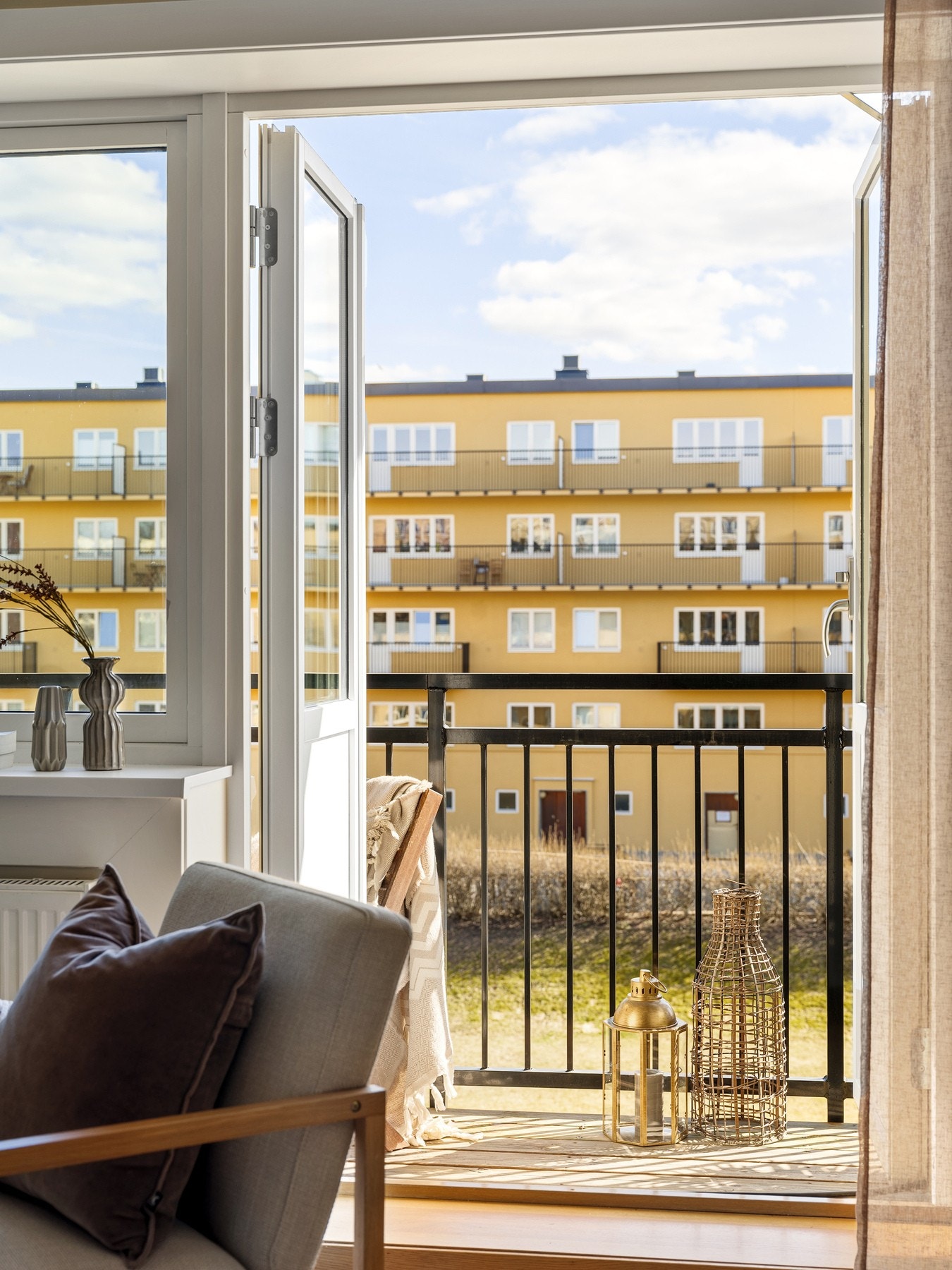 Fra stuen leder doble dører ut til balkongen. Balkongen på ca. 5 kvm gir rom for avslapning og hyggelige stunder med plass til flere sitteplasser. Galleribilde