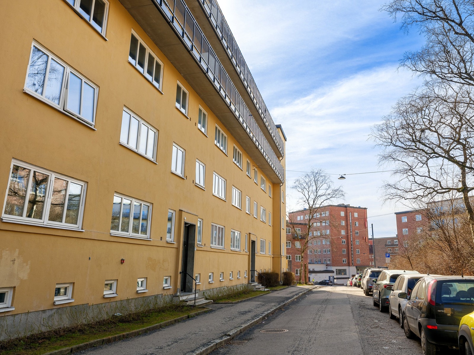 Fasade. Borettslaget disponerer 16 parkeringsplasser som leies ut til andelseiere etter venteliste. Galleribilde