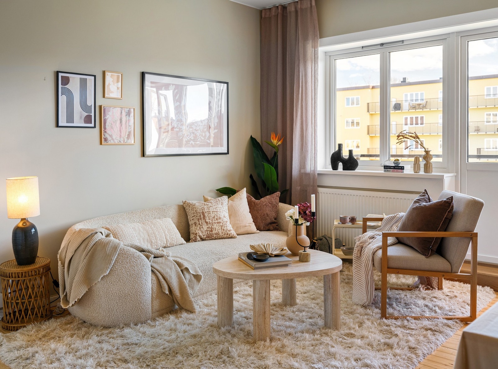 Store vindusflater fra 2014 slipper inn rikelig med naturlig lys og bidrar til et lyst og luftig oppholdsrom. Galleribilde