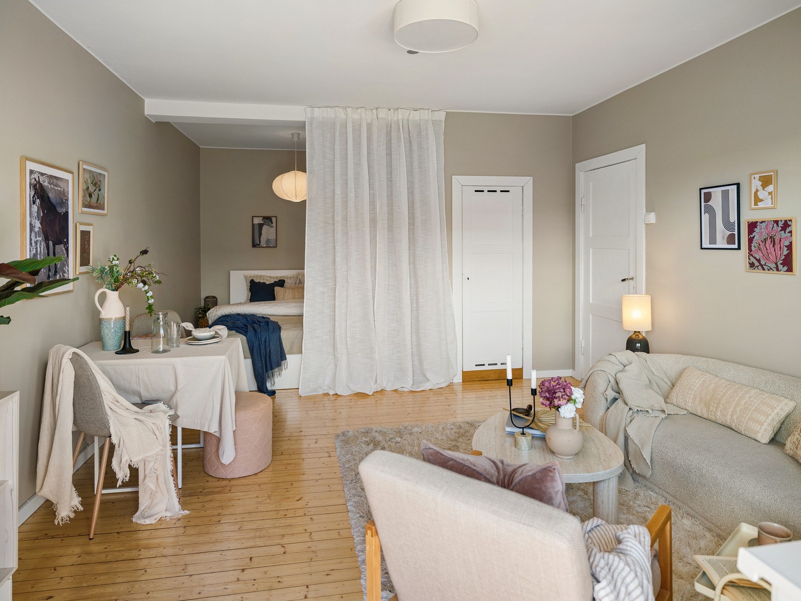 Hele leiligheten er malt i et moderne, beige fargepallette. Galleribilde