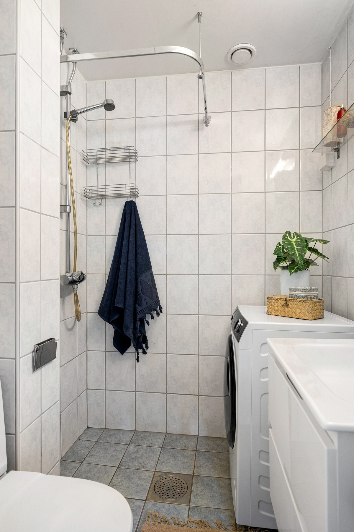 Pent bad med flislagte overflater og behagelig gulvvarme. Galleribilde