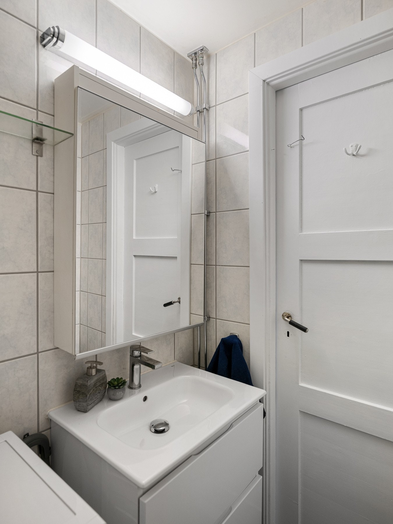 Badet har opplegg for vaskemaskin. Det er også fellesvaskeri i borettslaget. Galleribilde