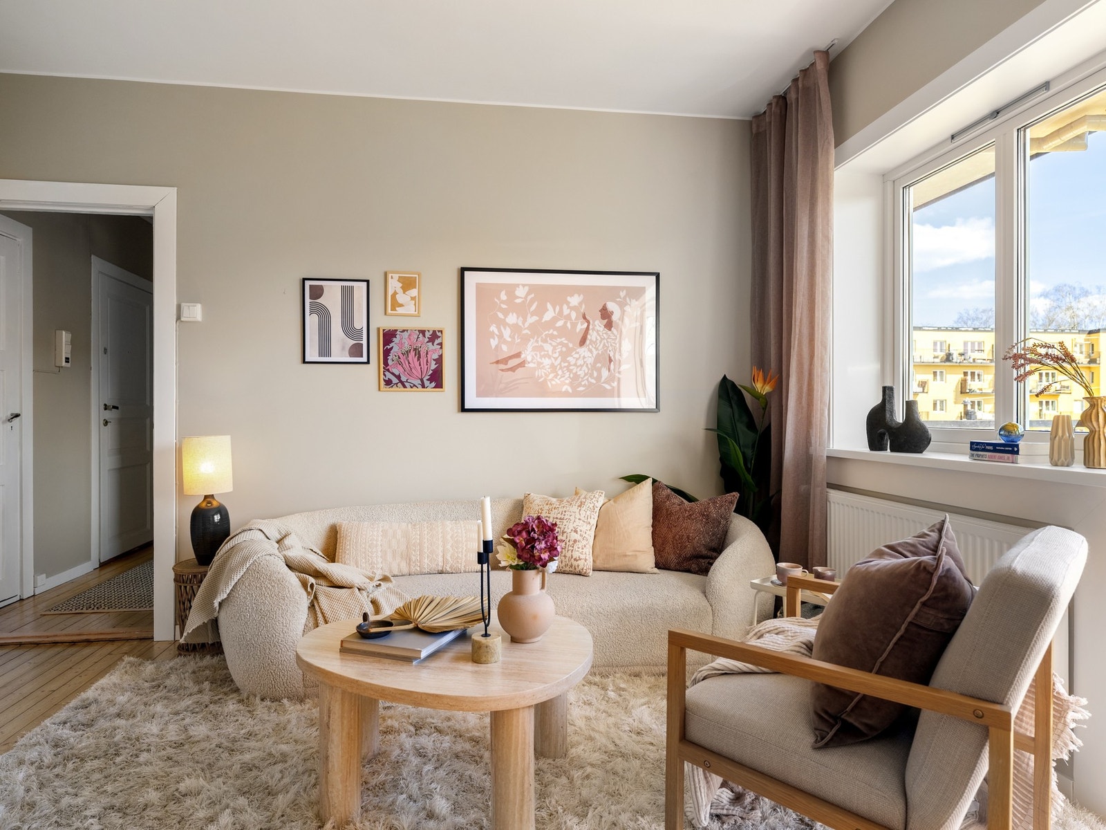 Lys og flott stue med gode møbleringsmuligheter. Galleribilde