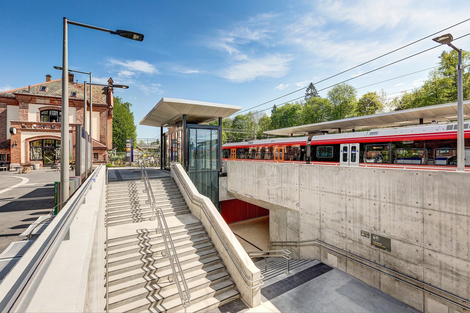 Eiendommen har en særdeles god beliggenhet med tanke på offentlig kommunikasjon. Stabekk togstasjon ligger kun få minutters gange fra boligen. Galleribilde