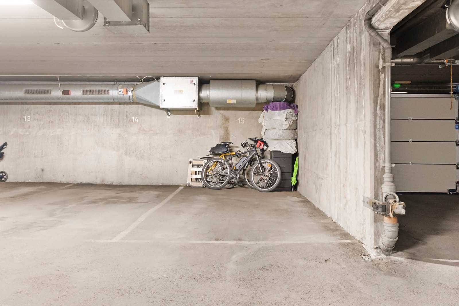 Parkering i felles garasjekjeller (plass nr: 15). I tillegg har sameiet to gjesteplasser på gårdsplassen. Galleribilde