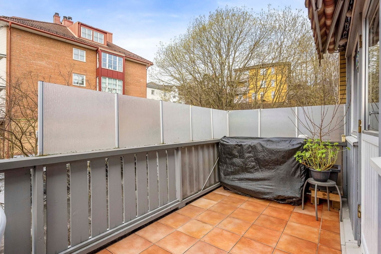 Balkongen er utstyrt med markise og stikkontakt, og har god plass til sittegruppe, grill, beplantning og oppbevaring. Galleribilde
