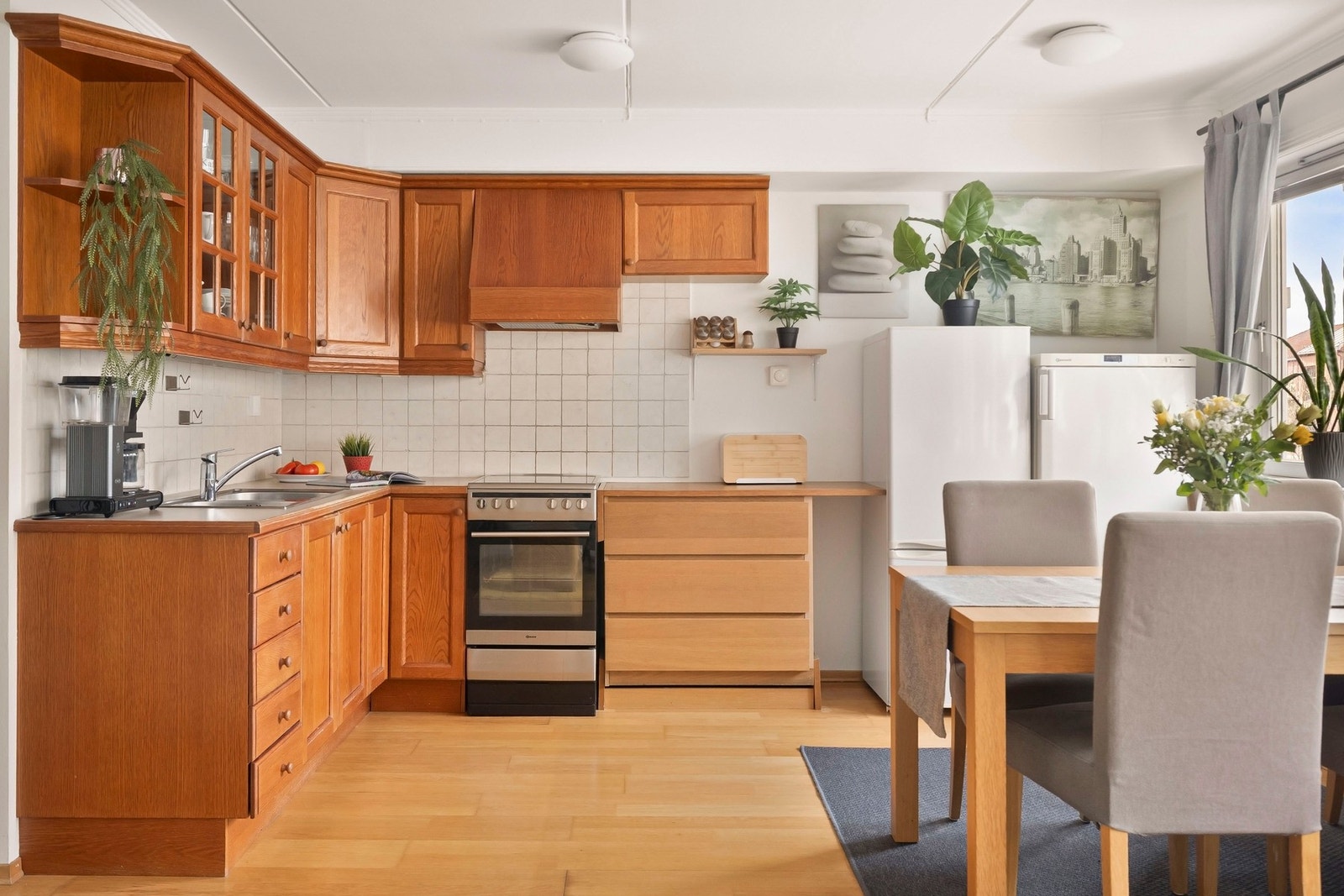 Kjøkkeninnredningen er fra 2008 med profilerte fronter og benkeplate med laminert overflate. Galleribilde