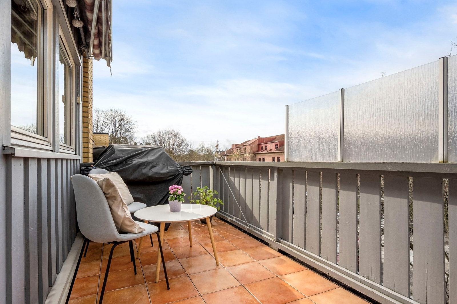 Leiligheten har en fin beliggenhet som endeseksjon i toppetasjen, og disponerer en romslig balkong på hele 9 m² Galleribilde