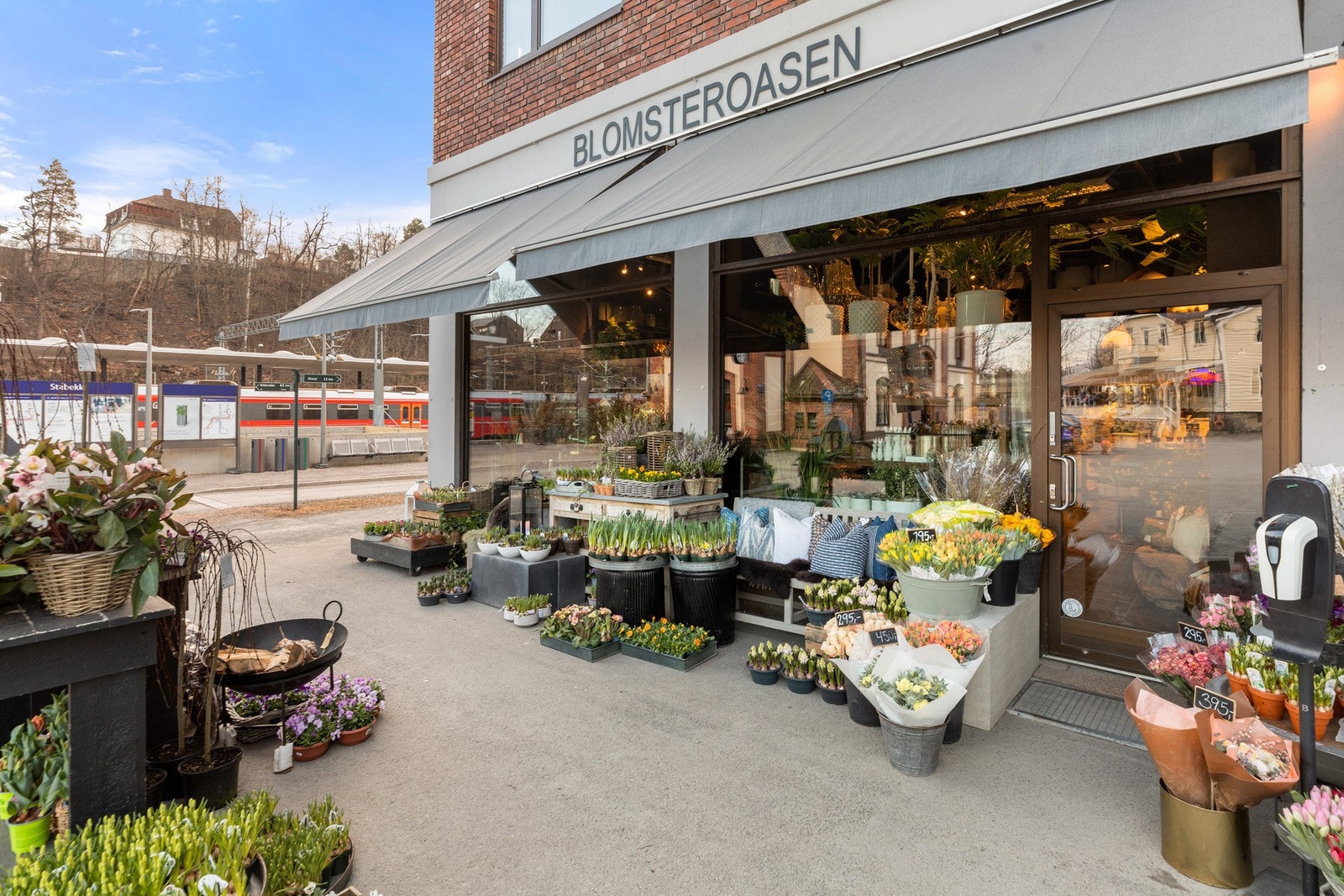 Stabekk sentrum byr på et hyggelig og variert servicetilbud med blant annet dagligvareforretninger, apotek, bakeri, kaféer, restauranter, frisører, blomsterbutikk og spesialforretninger. Galleribilde