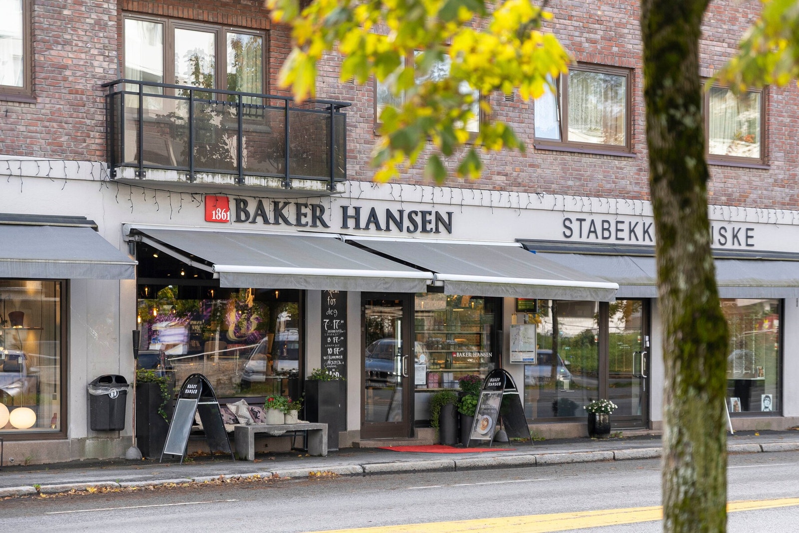 Baker Hansen tilbyr gode bakevarer og hyggelige sitteplasser - kort gange fra leiligheten. Galleribilde