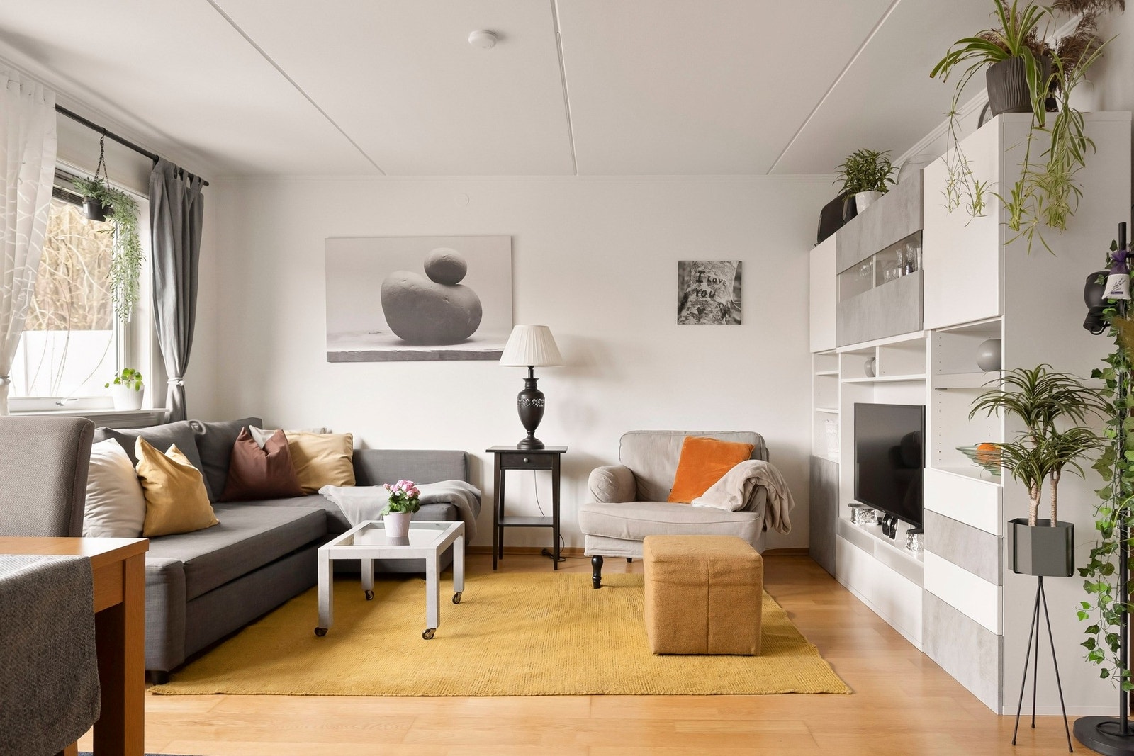 Oppholdsrommet har en naturlig inndeling med god plass til både sofagruppe og TV-møblement. Galleribilde