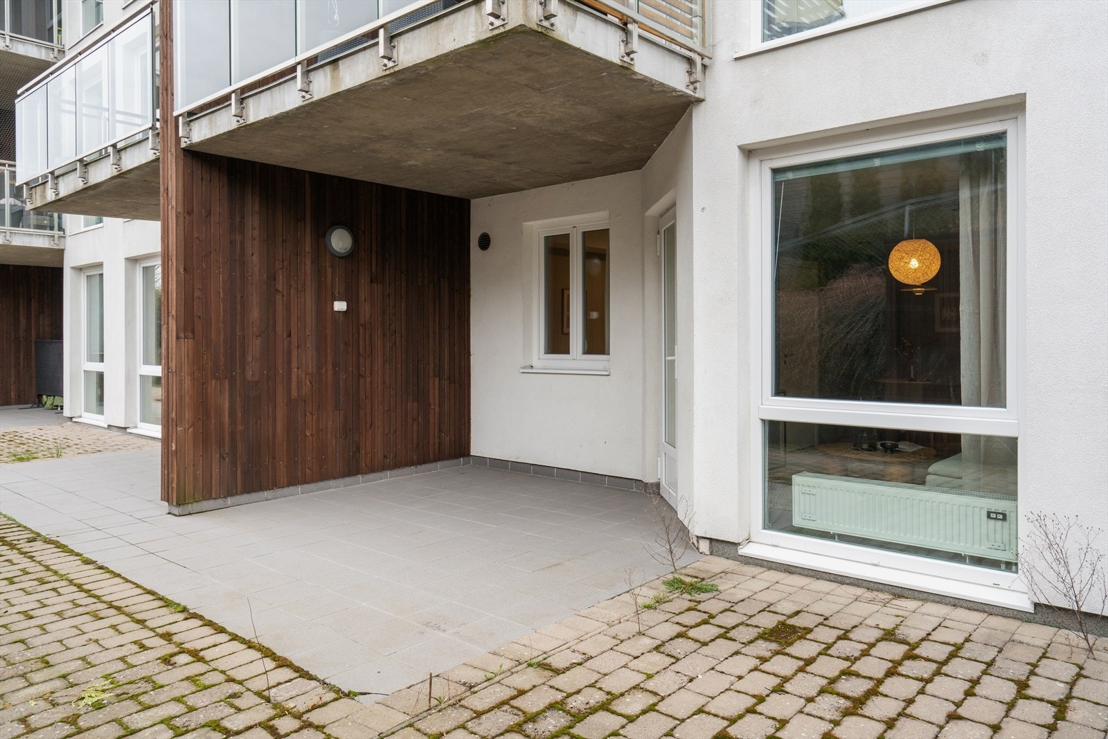 Fra stuen er det direkte utgang til en usjenert, sørvestvendt markterrasse på ca. 12 m². Galleribilde