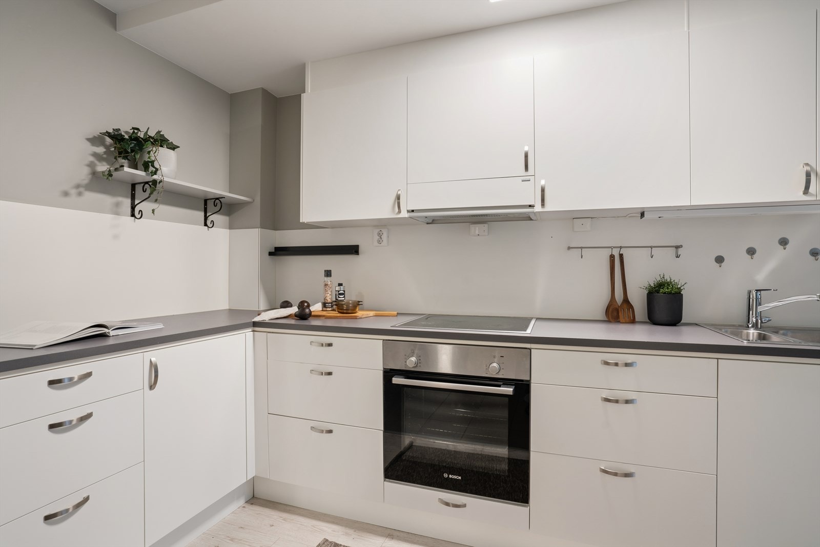 Kjøkkenet fra Strai har integrerte hvitevarer og er tilknyttet leilighetens balanserte ventilasjonsanlegg. Galleribilde