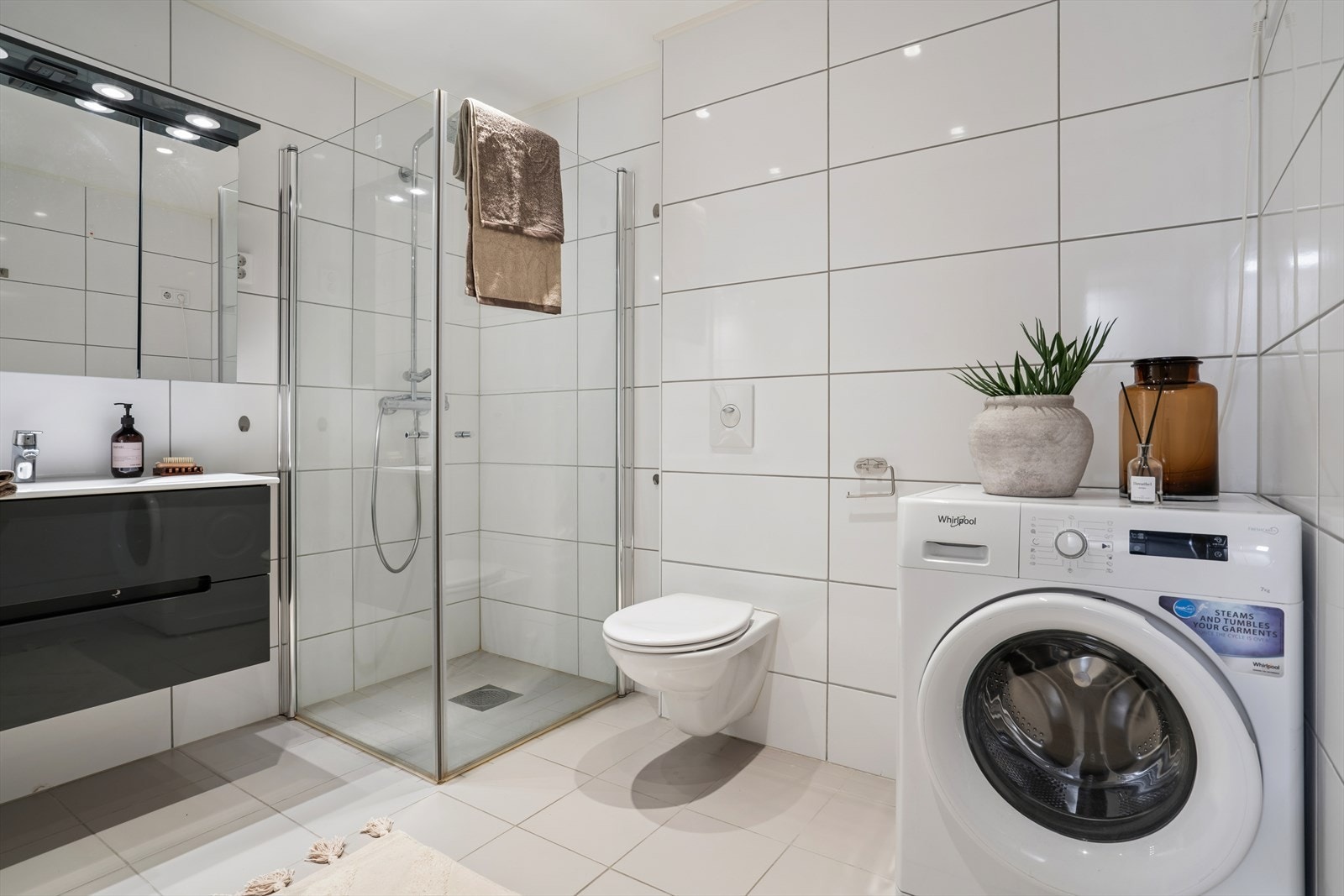 Badet er praktisk innredet med opplegg for vaskemaskin. Galleribilde
