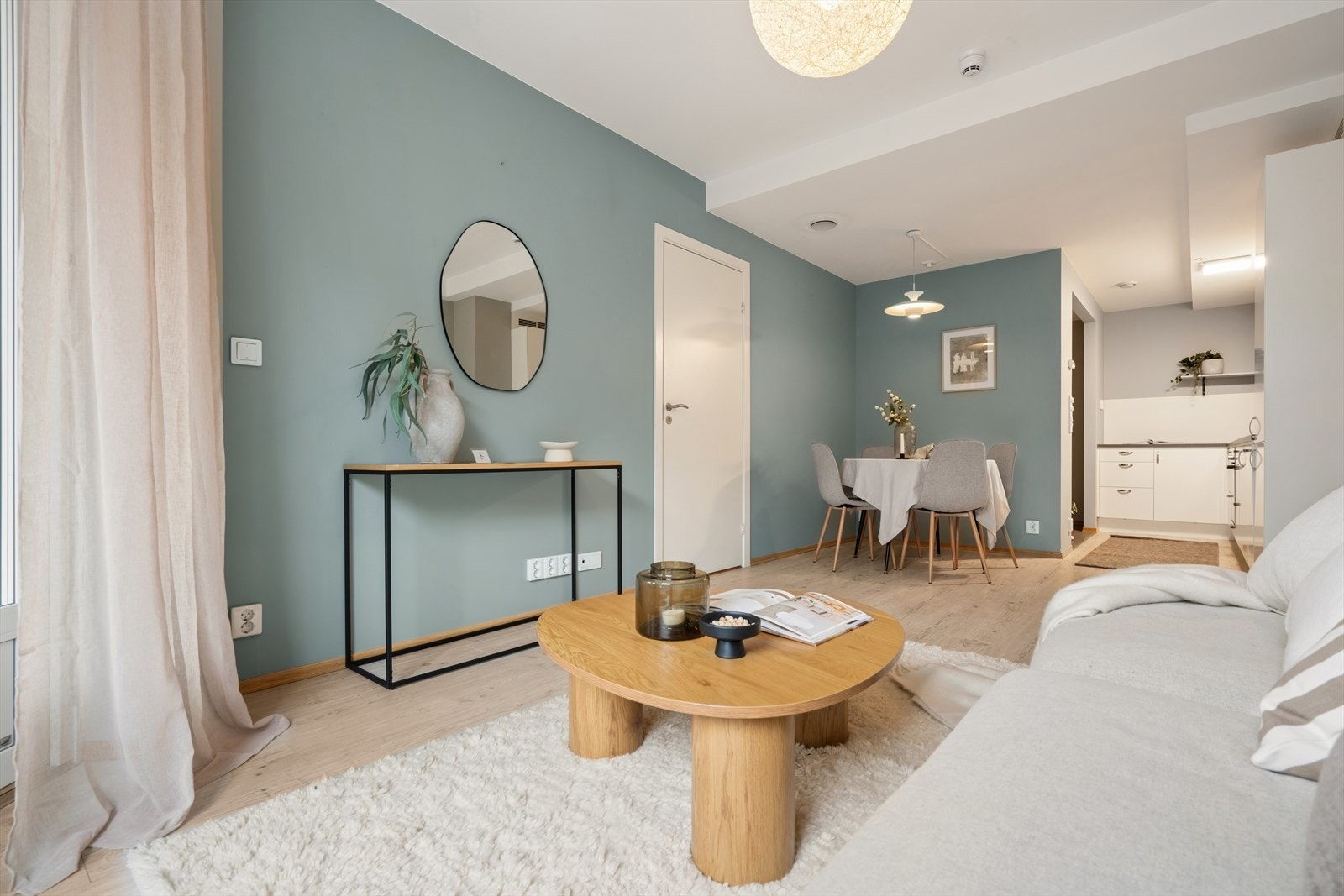 Vinduer og terrassedør i PVC med 3-lags isolerglass fra byggeåret sikrer god isolasjon. Galleribilde