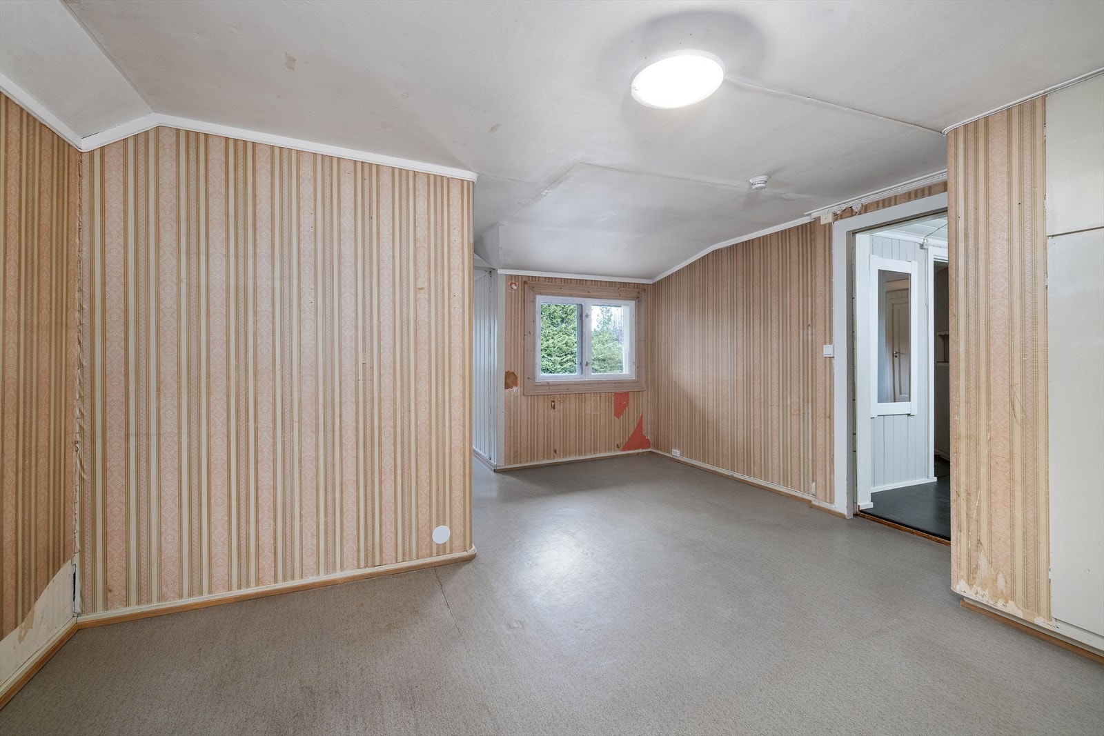 Et av rommene i den eldre delen av boligen, som kan innredes som et ekstra soverom eller en ekstra stue. Galleribilde