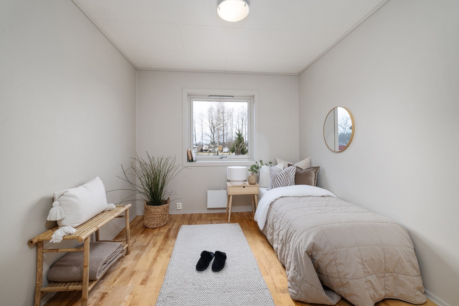 Boligens mange soverom gir stor fleksibilitet for en voksende familie eller for de som ønsker egne rom til hobby og arbeid. Galleribilde