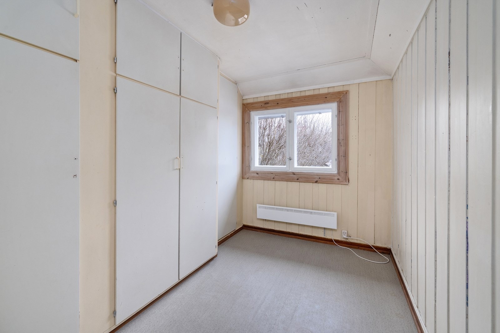Dette soverommet er utstyrt med plassbygde garderobeskap som gir god oppbevaringsplass. Galleribilde