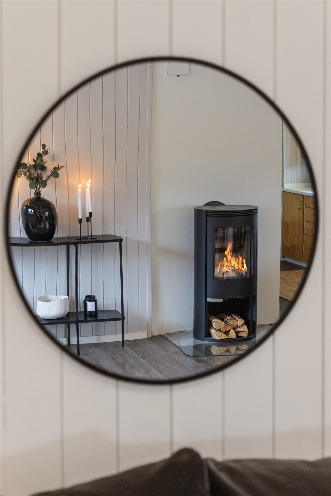 Den rentbrennende peisovnen ble installert i 2019, samtidig som pipa ble rehabilitert med keramiske rør. Dette gir en trygg og effektiv oppvarmingskilde. Galleribilde