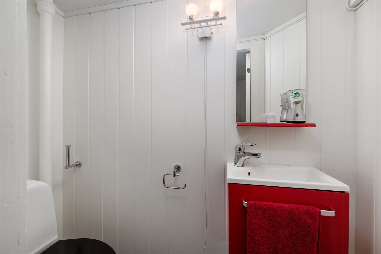 Boligen har et separat toalettrom med servant og speil. Rommet er utstyrt med elektrisk gulvvarme (varmefolie) fra 2013. Galleribilde