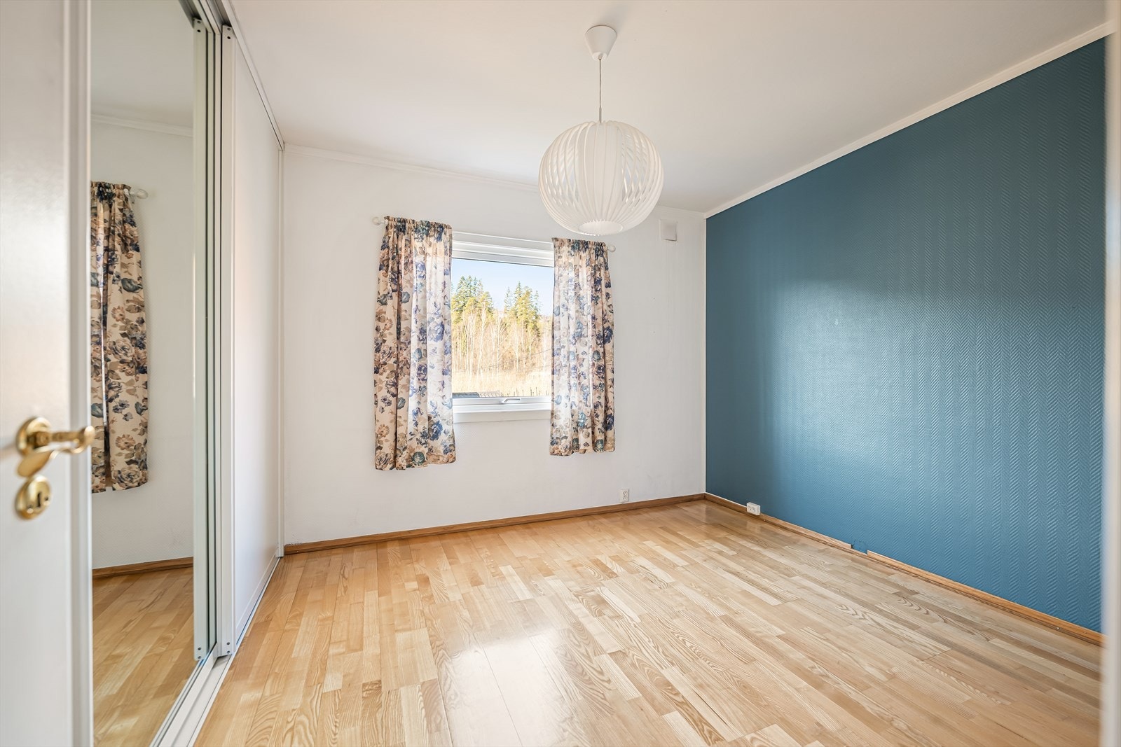 Soverom I: Romslig soverom med god plass til dobbeltseng og nattbord Galleribilde