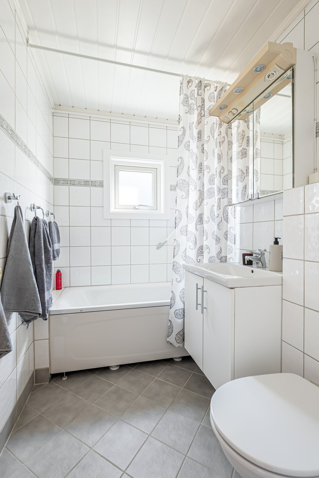Badet ble moderinsert i 2006 med flislagte flater, gulvvarme og badekar Galleribilde