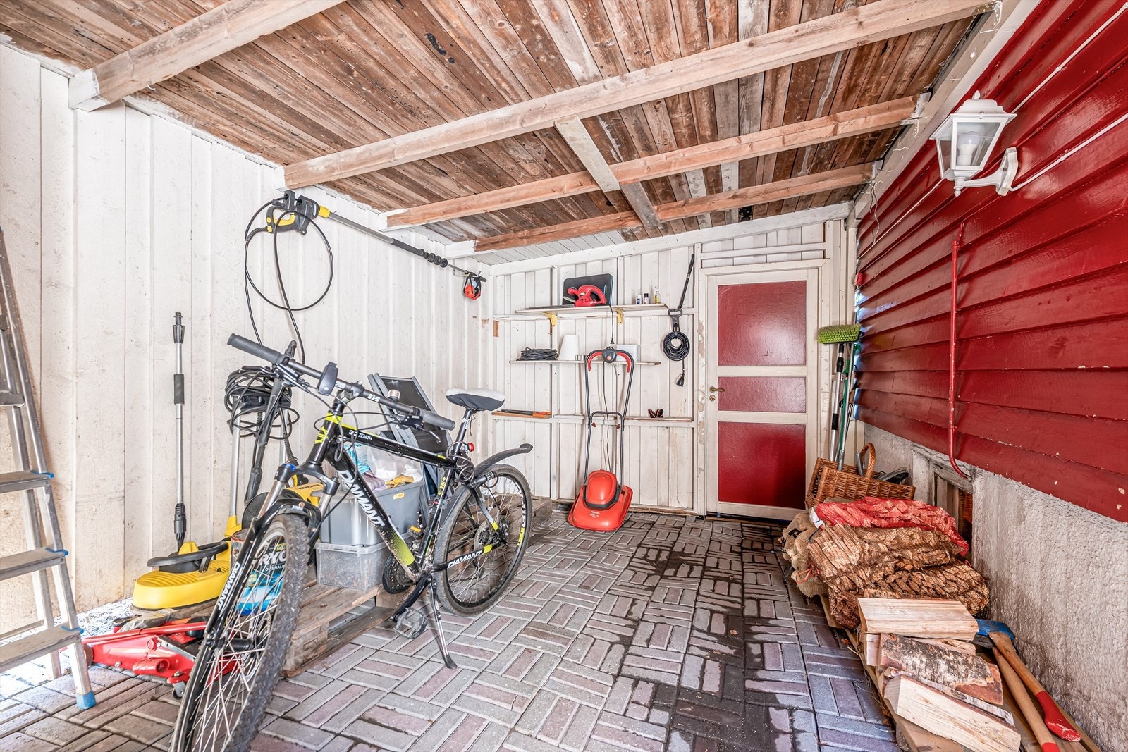 Det er satt opp vegger på carport for å danne en garasje. Dette er ikke omsøkt. Dette kan i verste fall får konsekvens i form av pålegg om fjerning eller tilbakeføring. Galleribilde