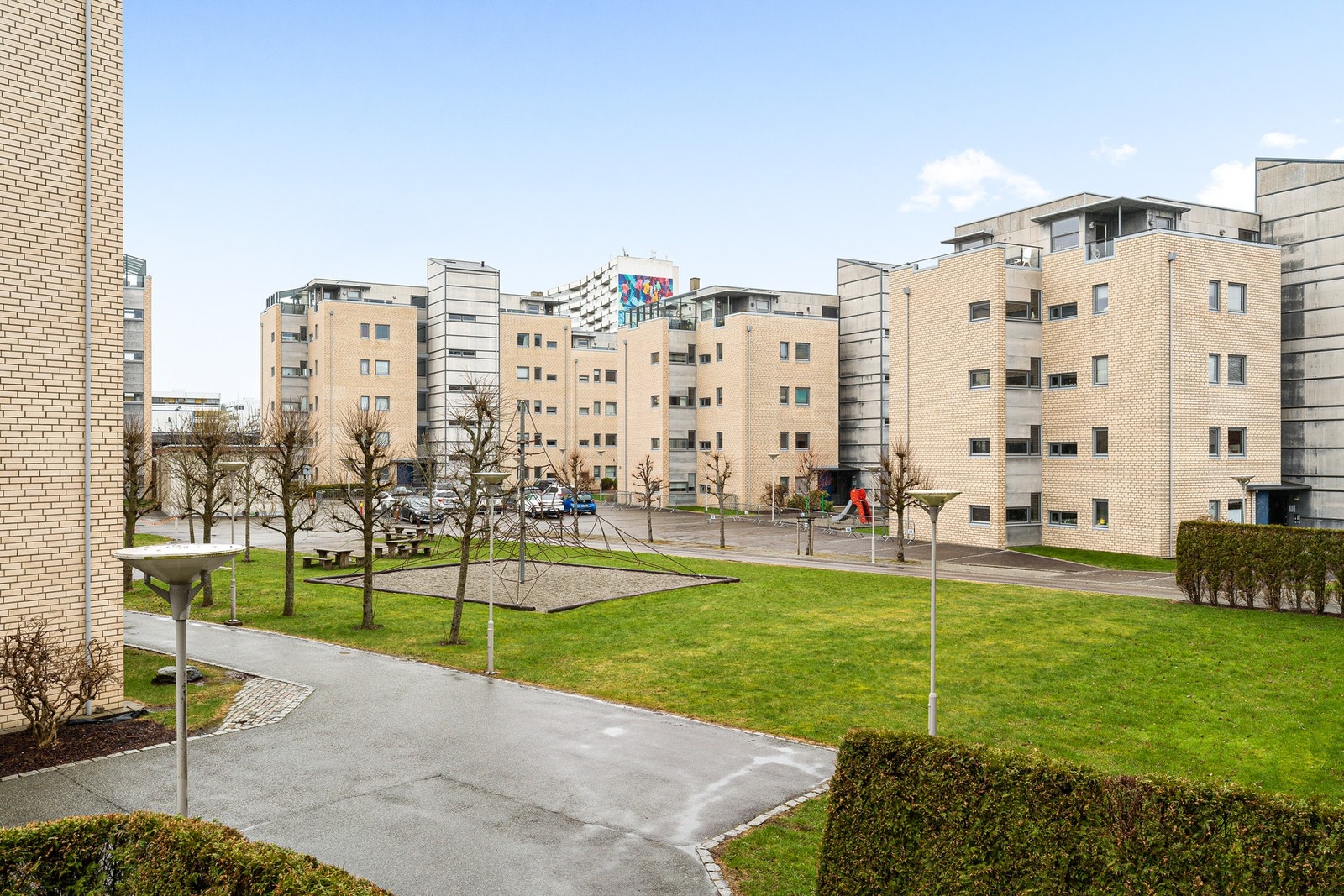 Balkongen vender inn mot fellesarealer Galleribilde