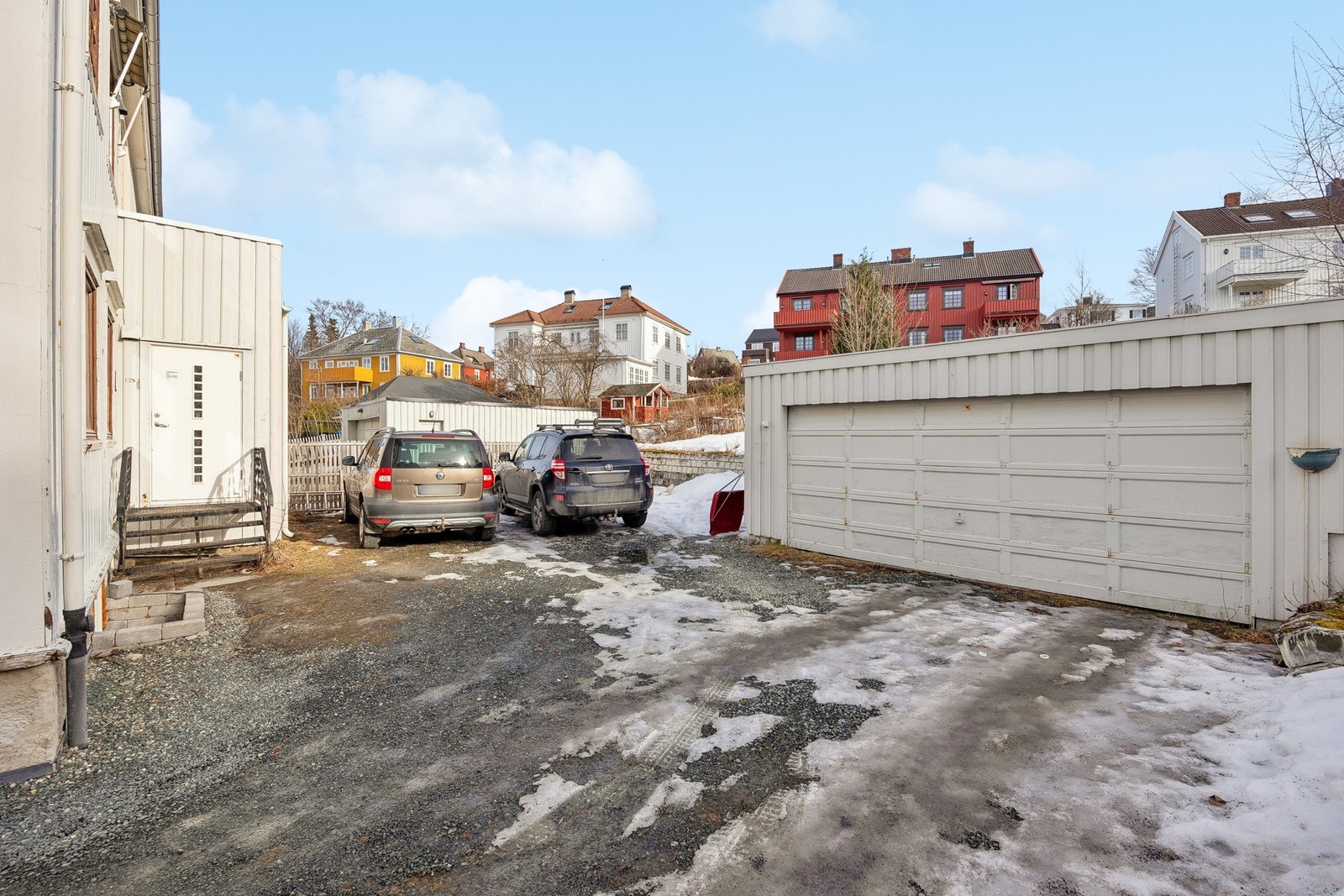 Det følger med garajseplass for parkering - i tillegg til uteparkering. Galleribilde