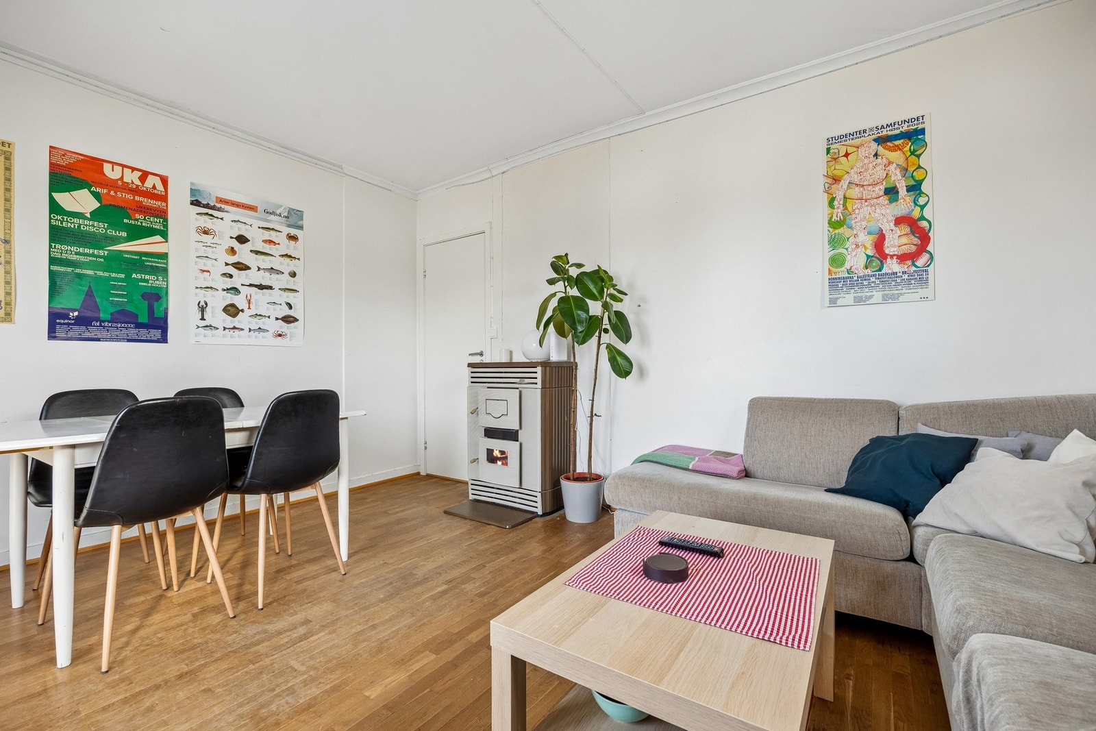 Store vindusflater gir rikelig med naturlig lys. Galleribilde