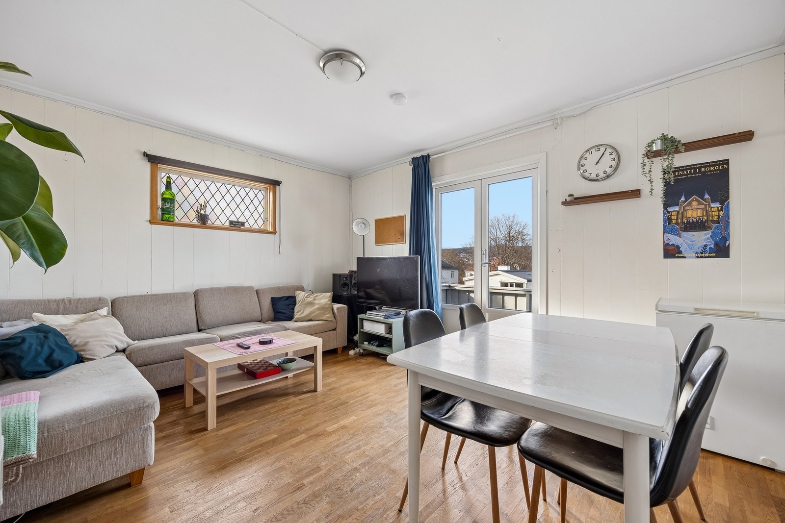 Lys og innbydende stue med plass til både sofagruppe og spisebord. Galleribilde