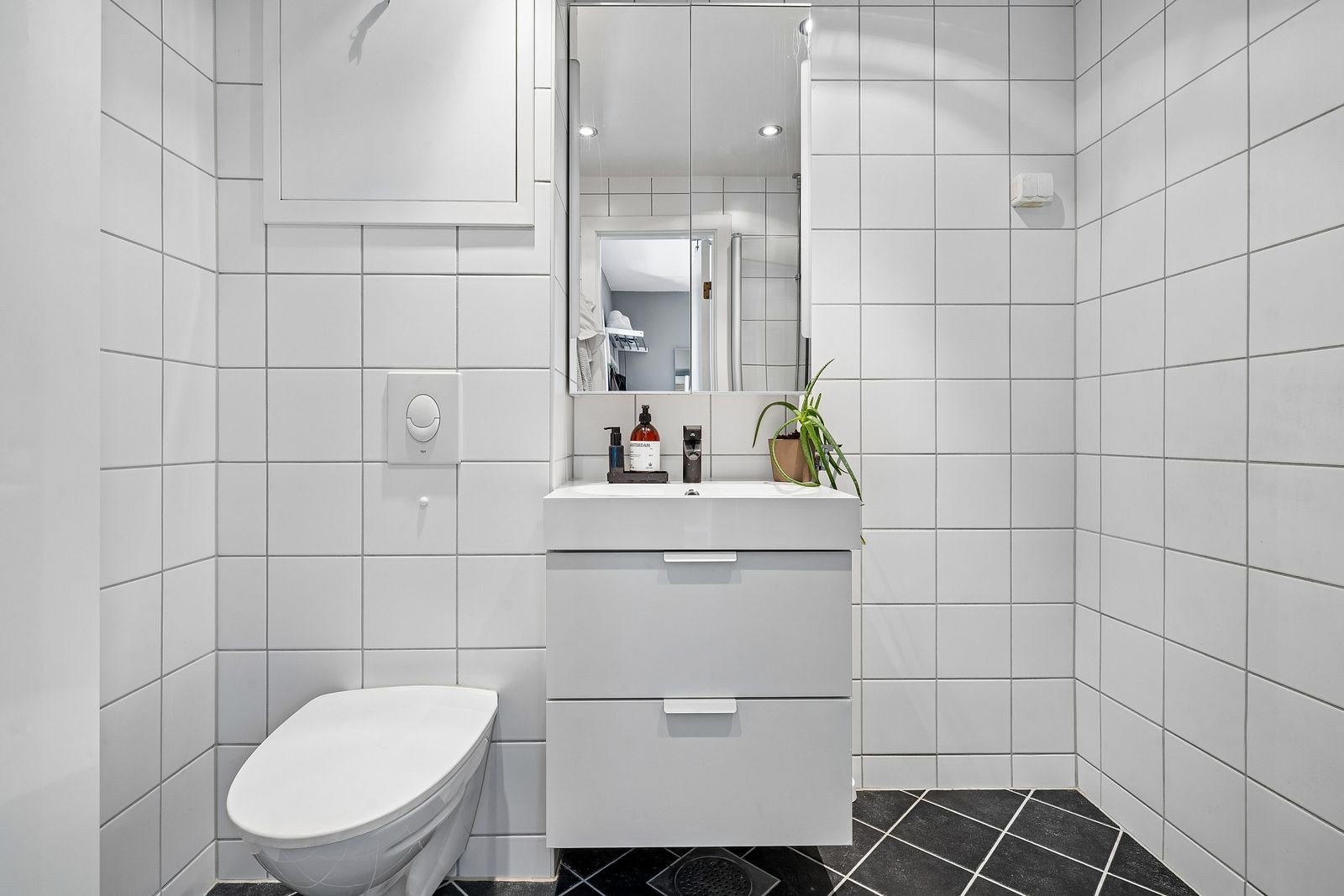 Pent flislagt bad med opplegg til vaskemaskin. Galleribilde