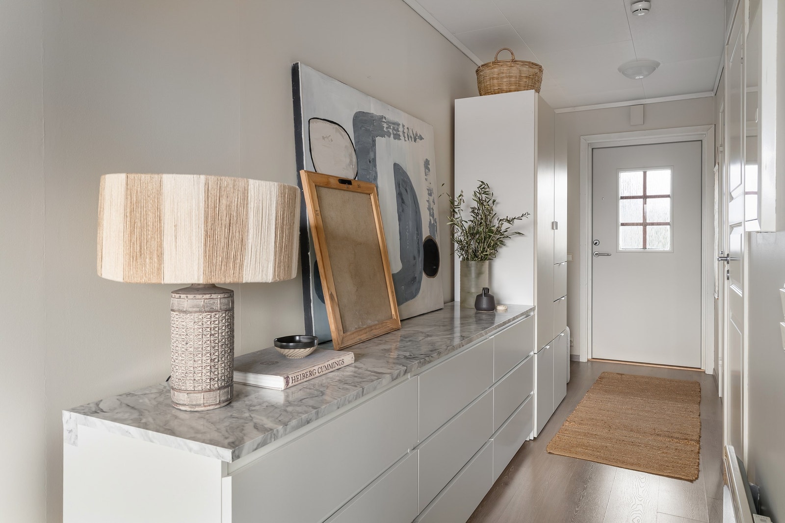 Entréen har plass til oppbevaring og en brann- og lydklassifisert inngangsdør som sikrer ro og trygghet. Galleribilde