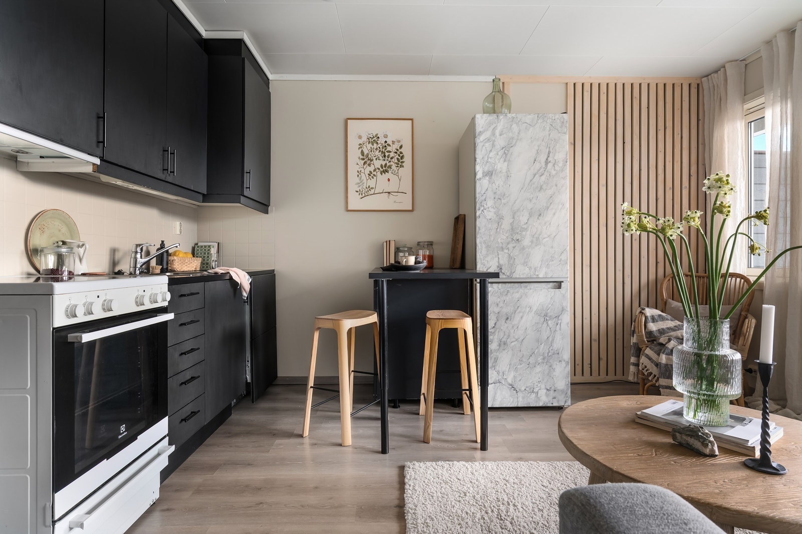 Kjøkkenet er praktisk utformet med laminatbenkeplate og fliser på veggen over arbeidsflaten. Galleribilde
