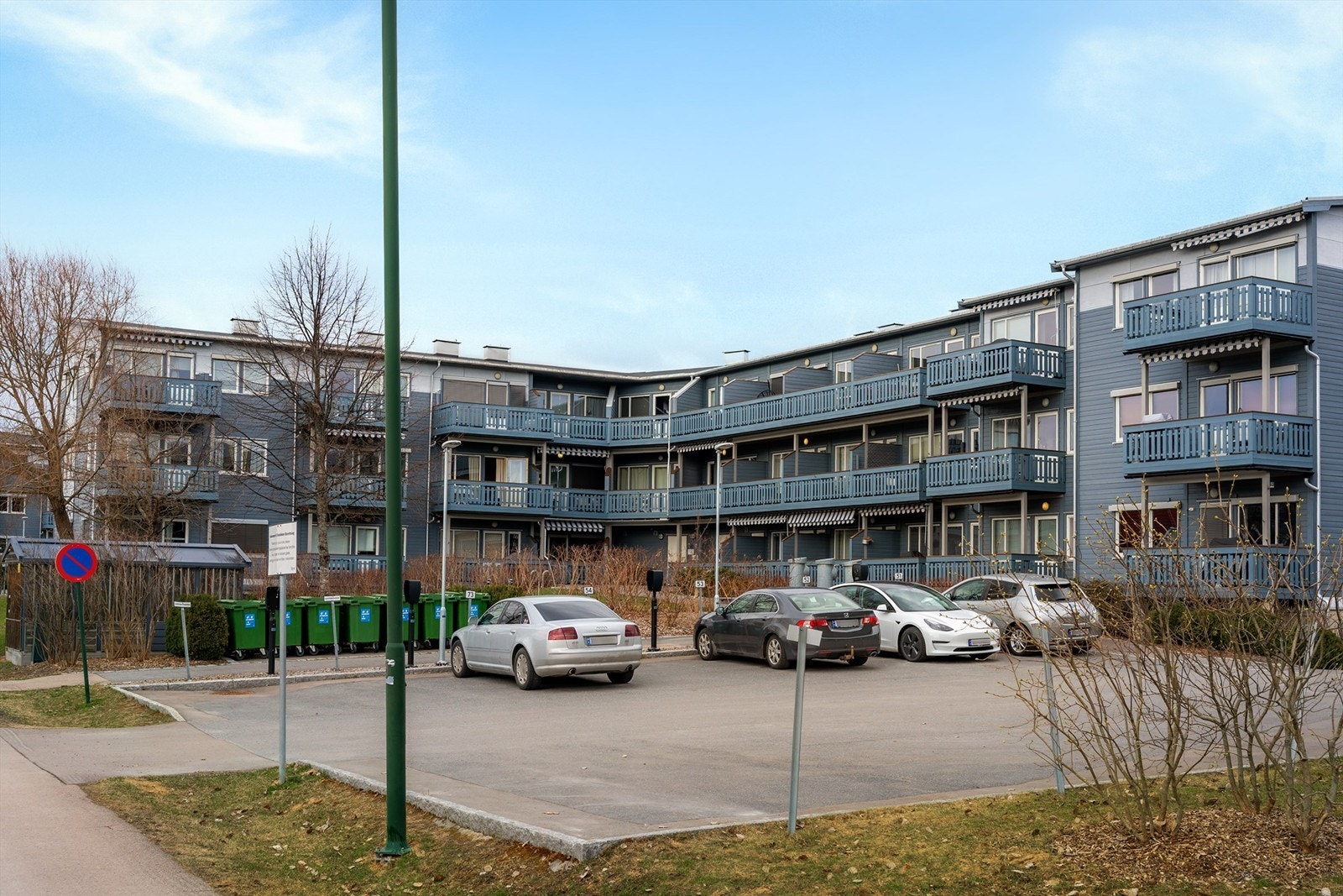 En dedikert parkeringsplass, nummer 63, følger med leiligheten. Det er tilrettelagt for bestilling av laderett for elbil. Galleribilde