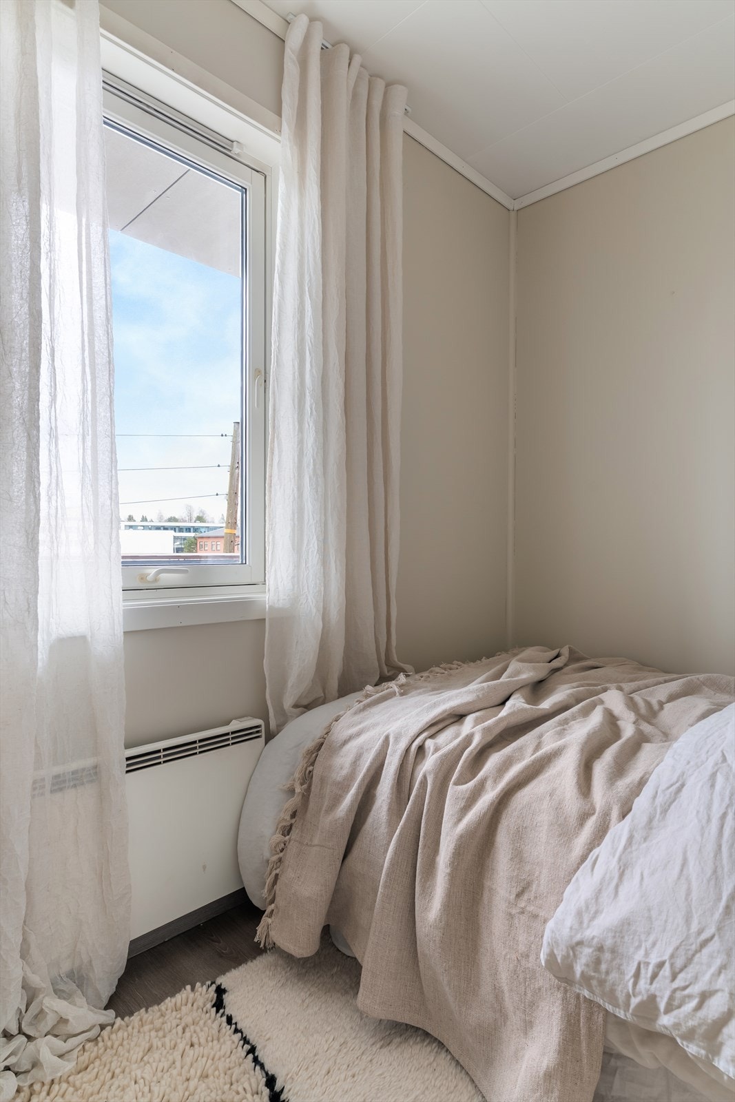 Leiligheten har et eget soverom, adskilt fra oppholdsrommene for en privat og rolig sone. Galleribilde
