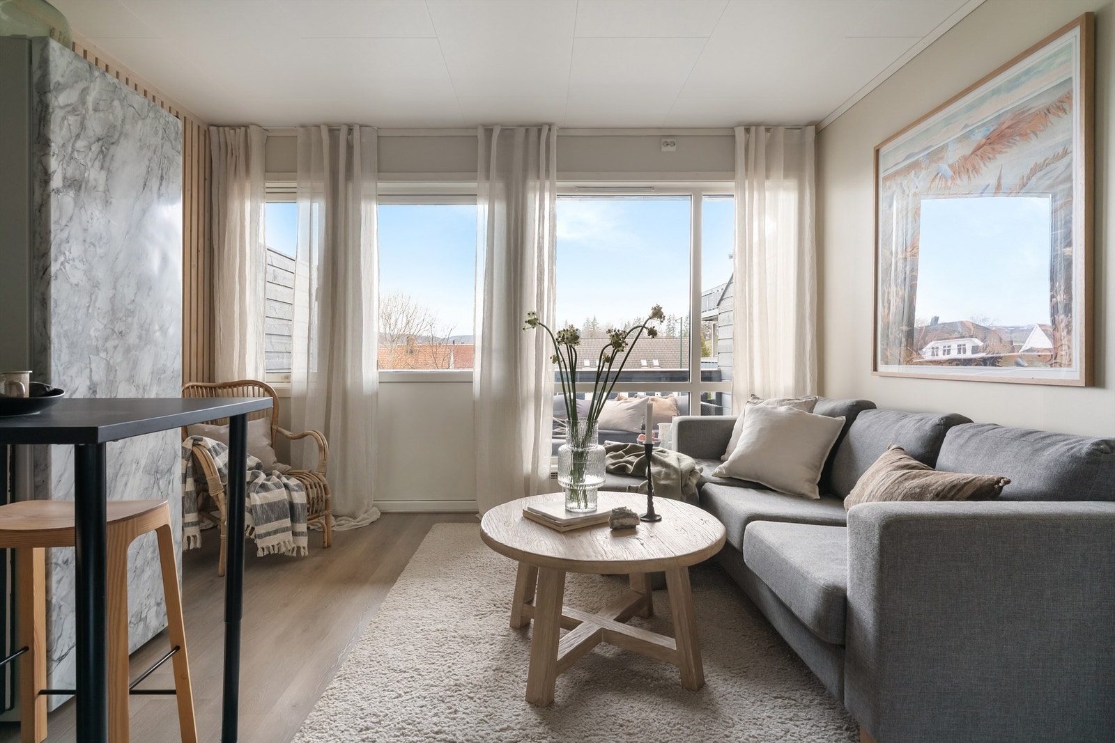 Fra stuen er det direkte utgang til den romslige balkongen via en malt dør med 2-lags isolerglass. Galleribilde