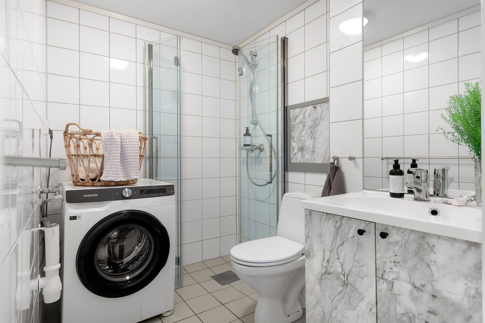 Badet har mekanisk avtrekk og et moderne rør-i-rør-system med fordelerskap plassert på veggen. Galleribilde