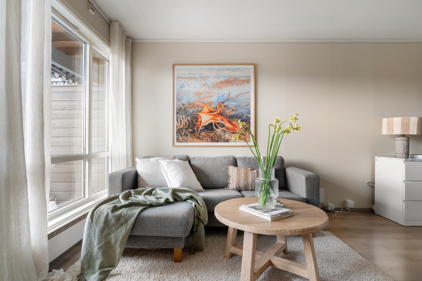Vinduene har 2-lags isolerglass fra byggeåret, som bidrar til å holde boligen energieffektiv. Galleribilde