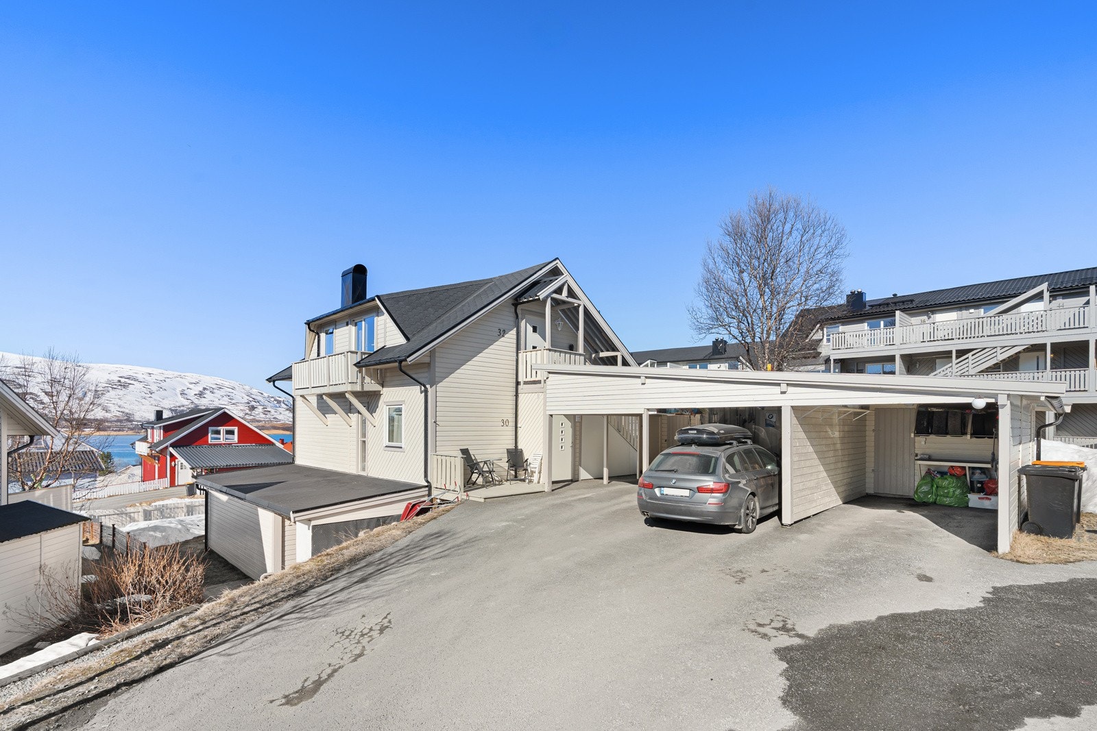 Flott 3-roms leilighet med balkong og herlig utsikt, beliggende i et rolig og barnevennlig område.