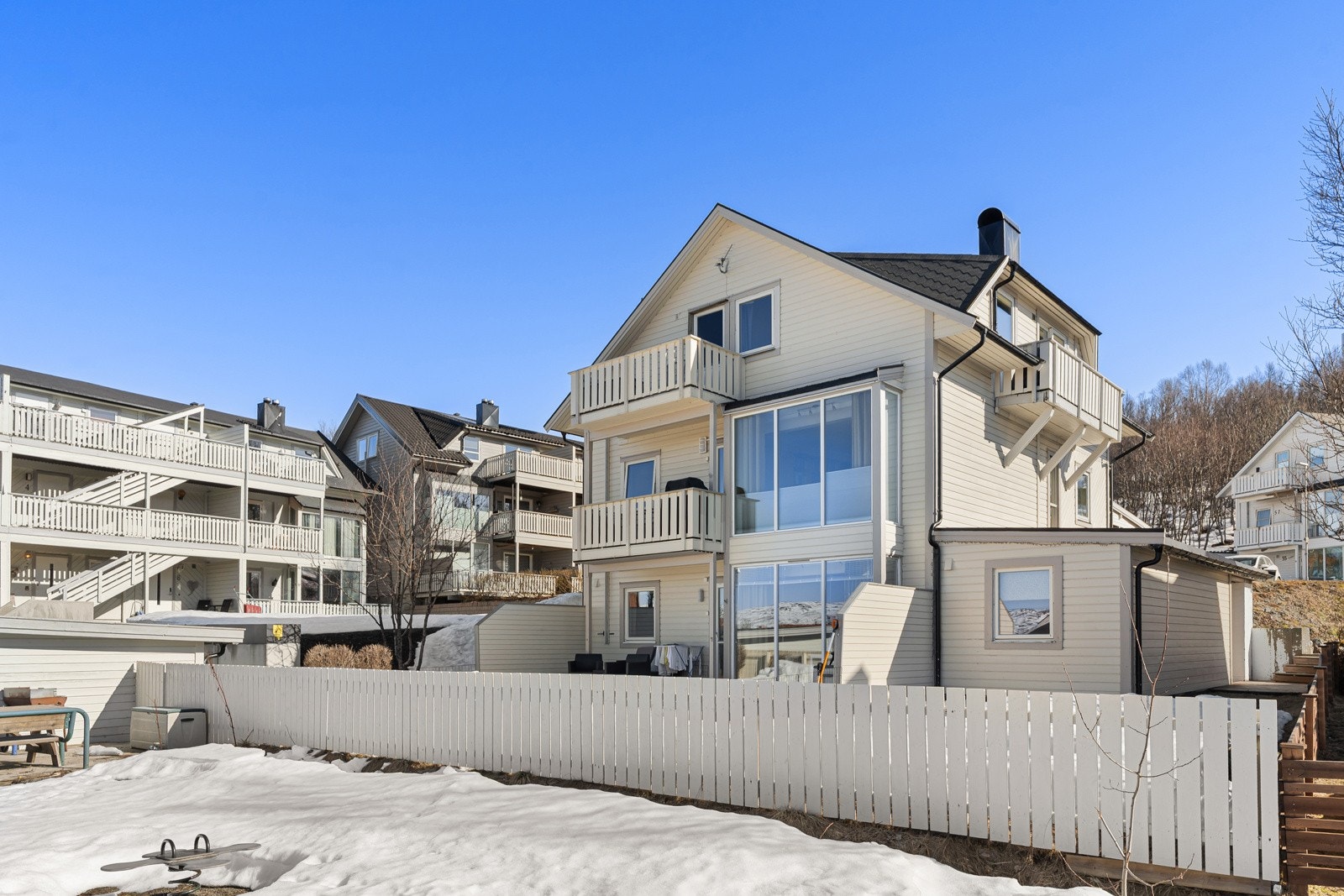 Rolig beliggenhet med gangavstand til skole, barnehage og dagligvare.