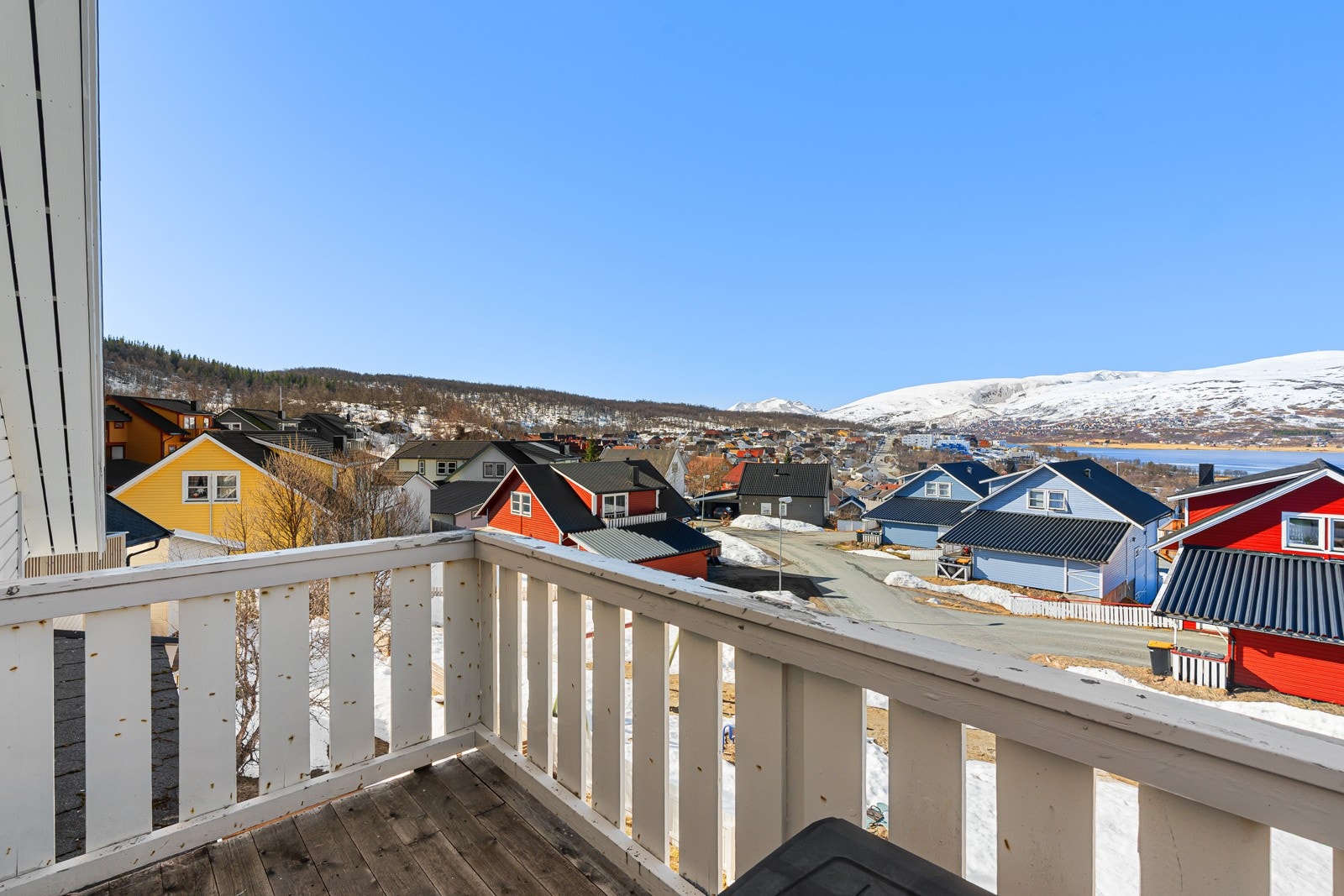 Nydelig utsikt fra verandaen - Her kan du virkelig nyte morgenkaffen!
