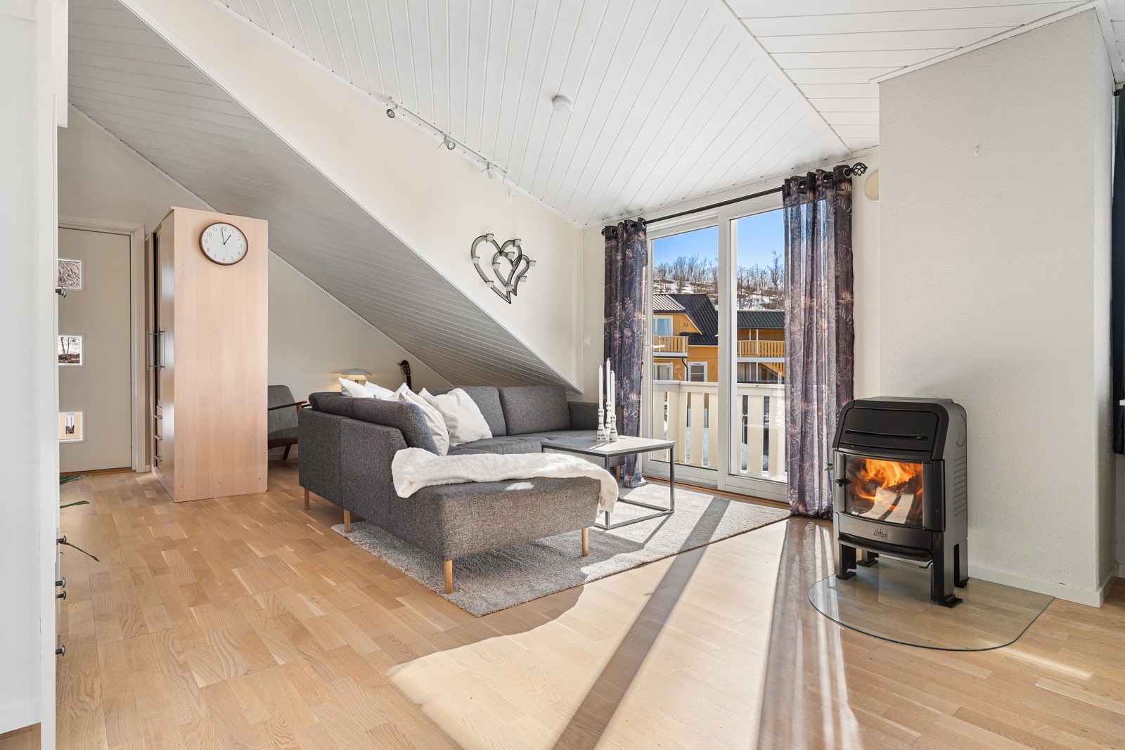 Fra stua har du direkte utgang til en herlig veranda hvor du kan nyte varme sommerdager!